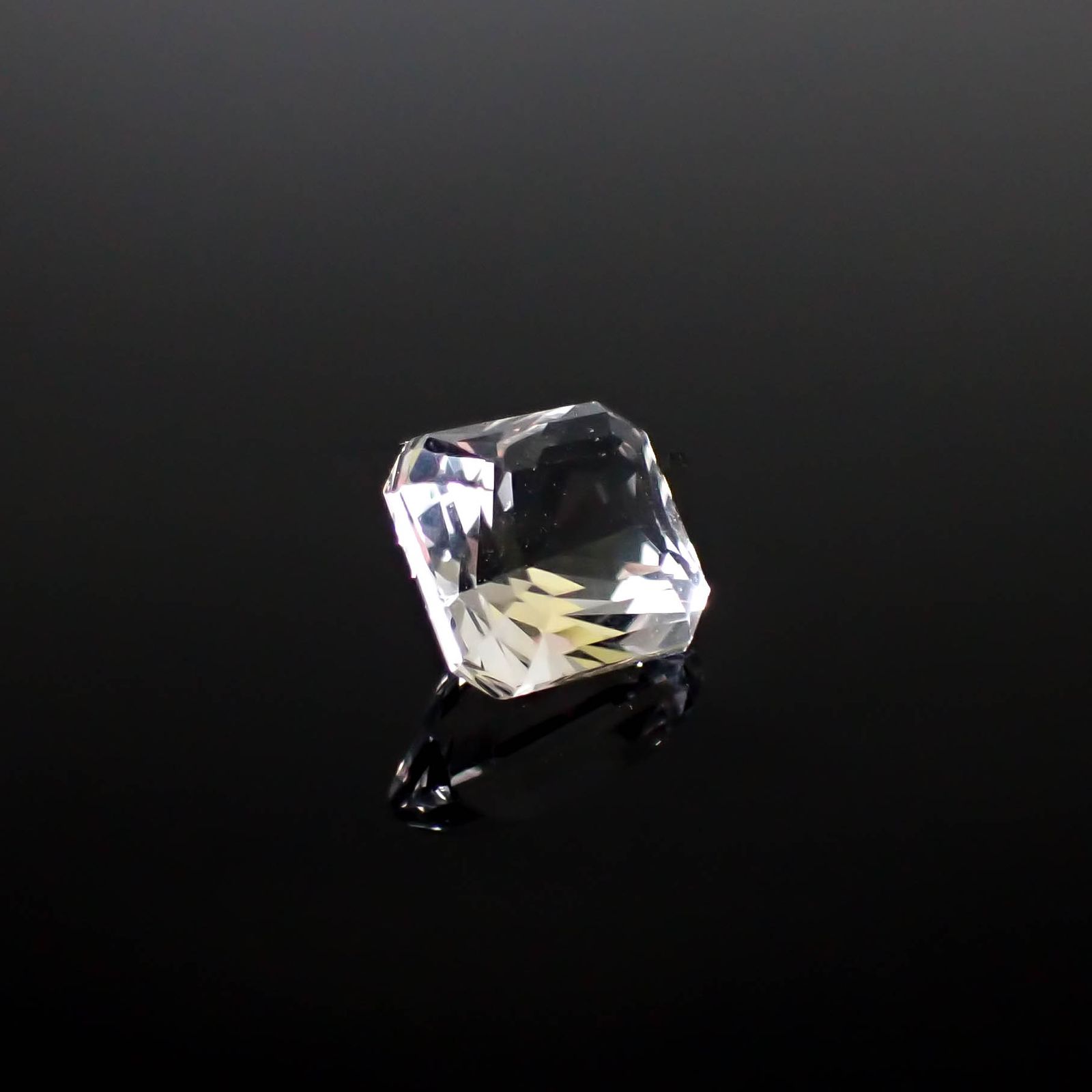 カラーレスフローライト フルオレッセンス イギリス産 3.05ct [250430156]8.6x7.6mm前後