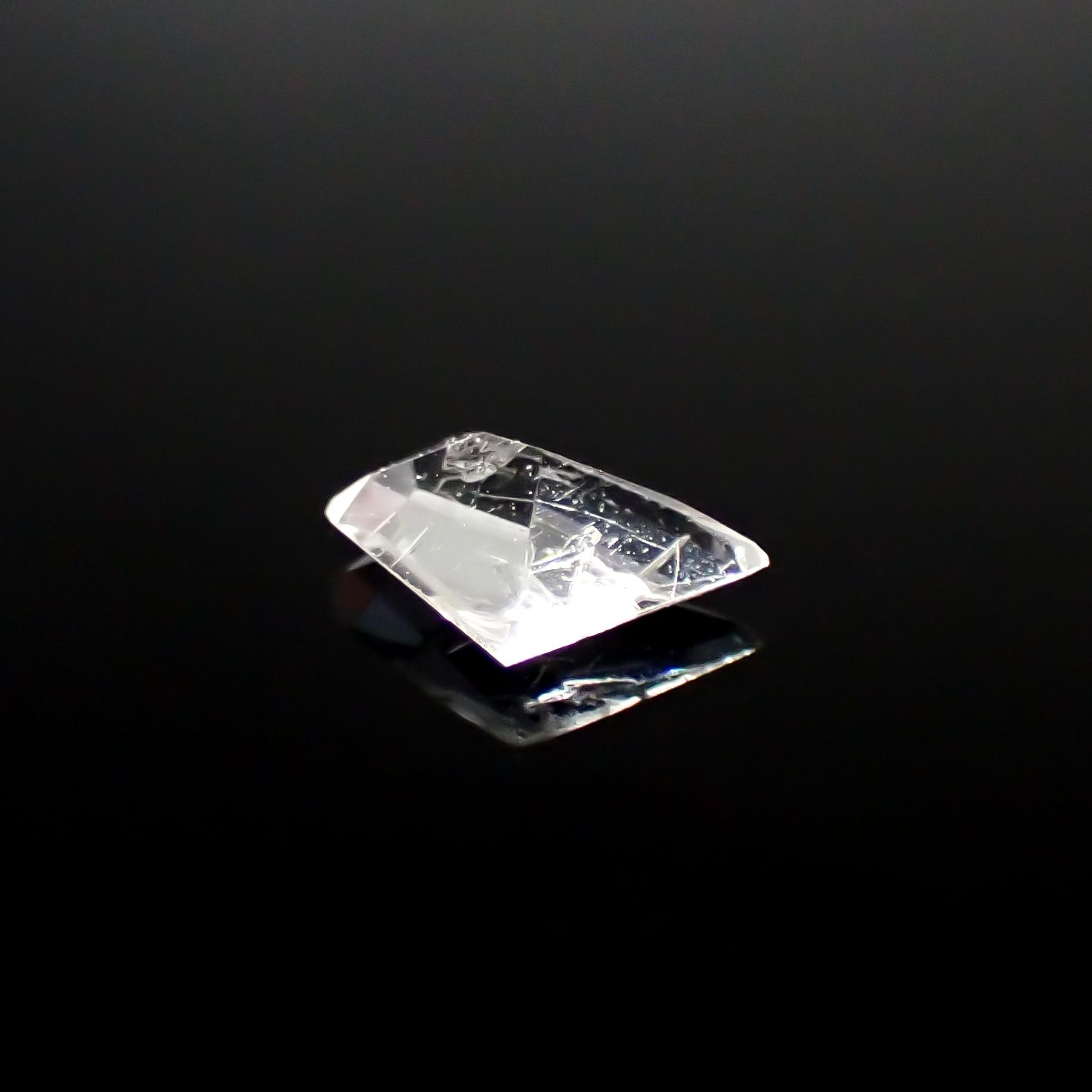 ◇カスタムカット◇ポードレッタイト(宝石名ポードレッタイト)ビルマ産 0.157ct ソ付(彩珠)[240628439]5.4x3.1mm前後
