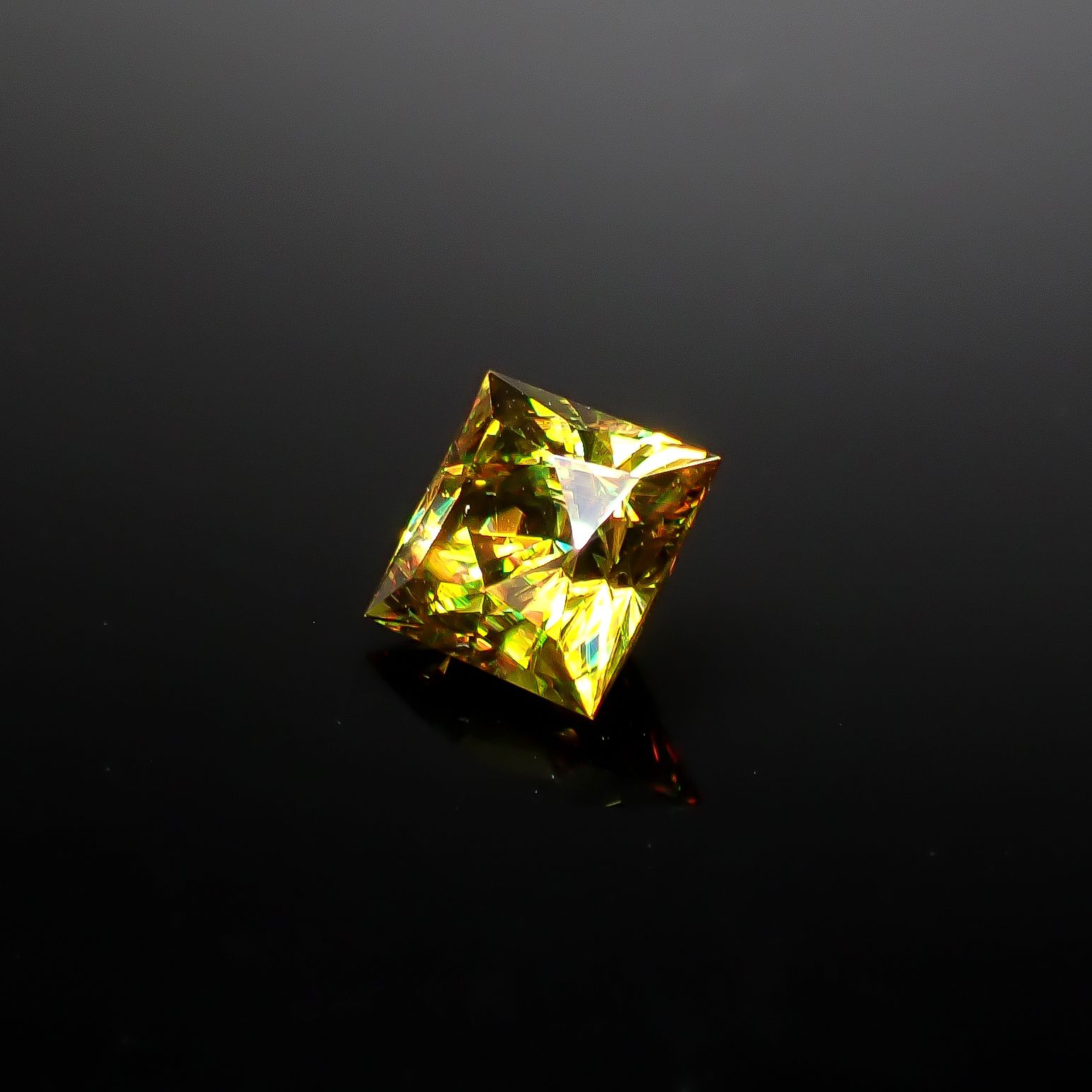 スフェーン マダガスカル産 4.37ct [250630570]8.9x8.8mm前後