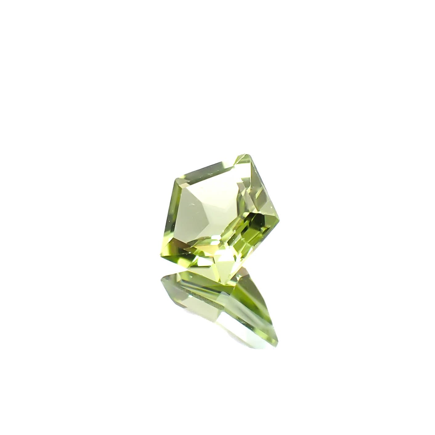 ◇ペンタゴンカット◇ペリドット(宝石名ペリドット)アメリカ産 0.44ct 識別済[250330112]5.1x5.4mm前後