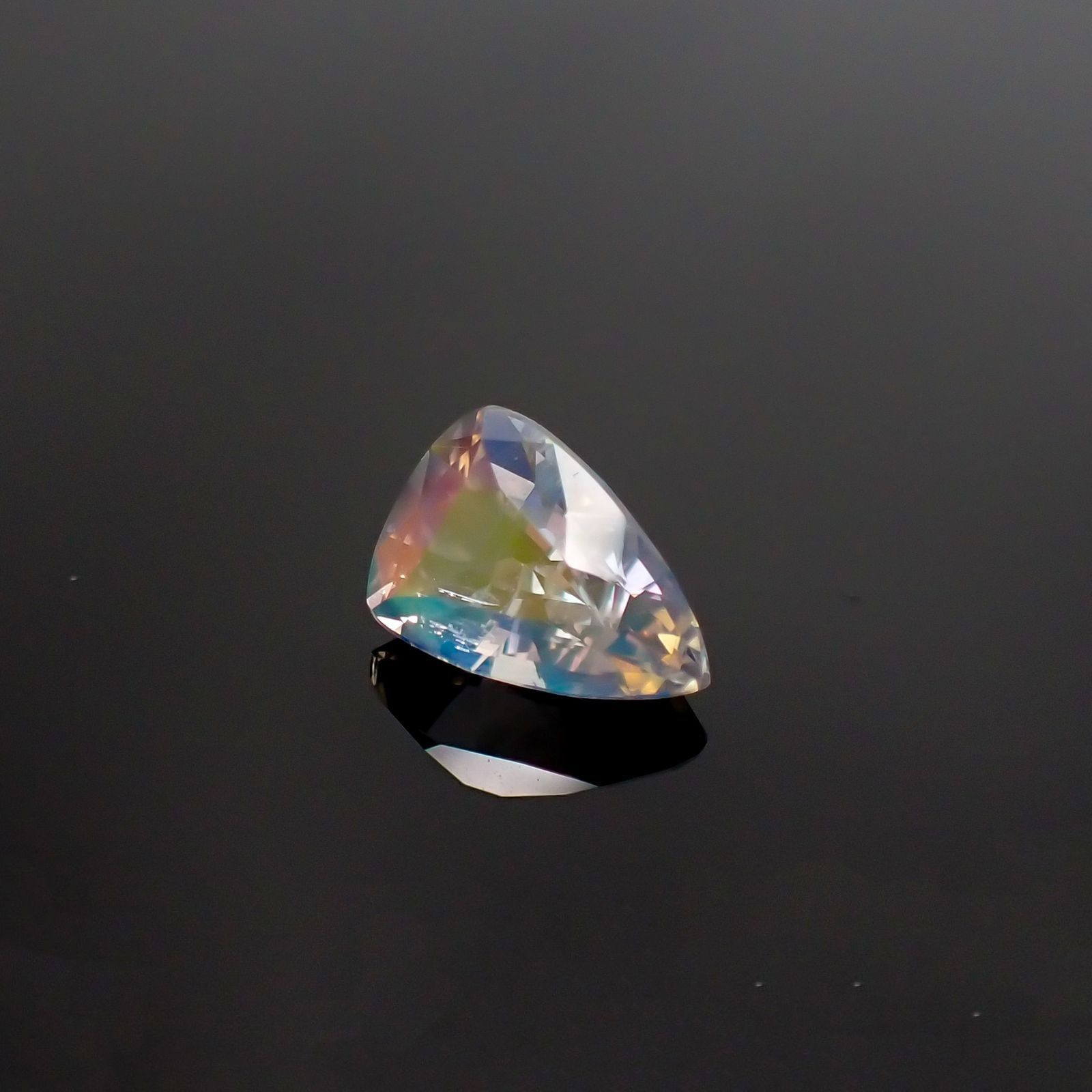 レインボームーンストーン(宝石名ラブラドライト) マダガスカル産 ソ付(彩珠) 1.041ct / 8.2x5.7mm前後 [251211598]