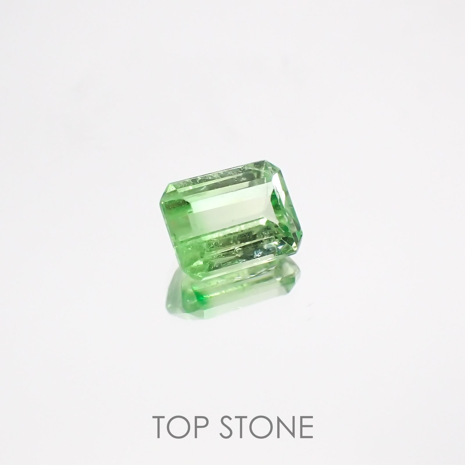 バイカラーツァボライト タンザニア産 ルース 0.9ct[210610920]6×4.5mm前後