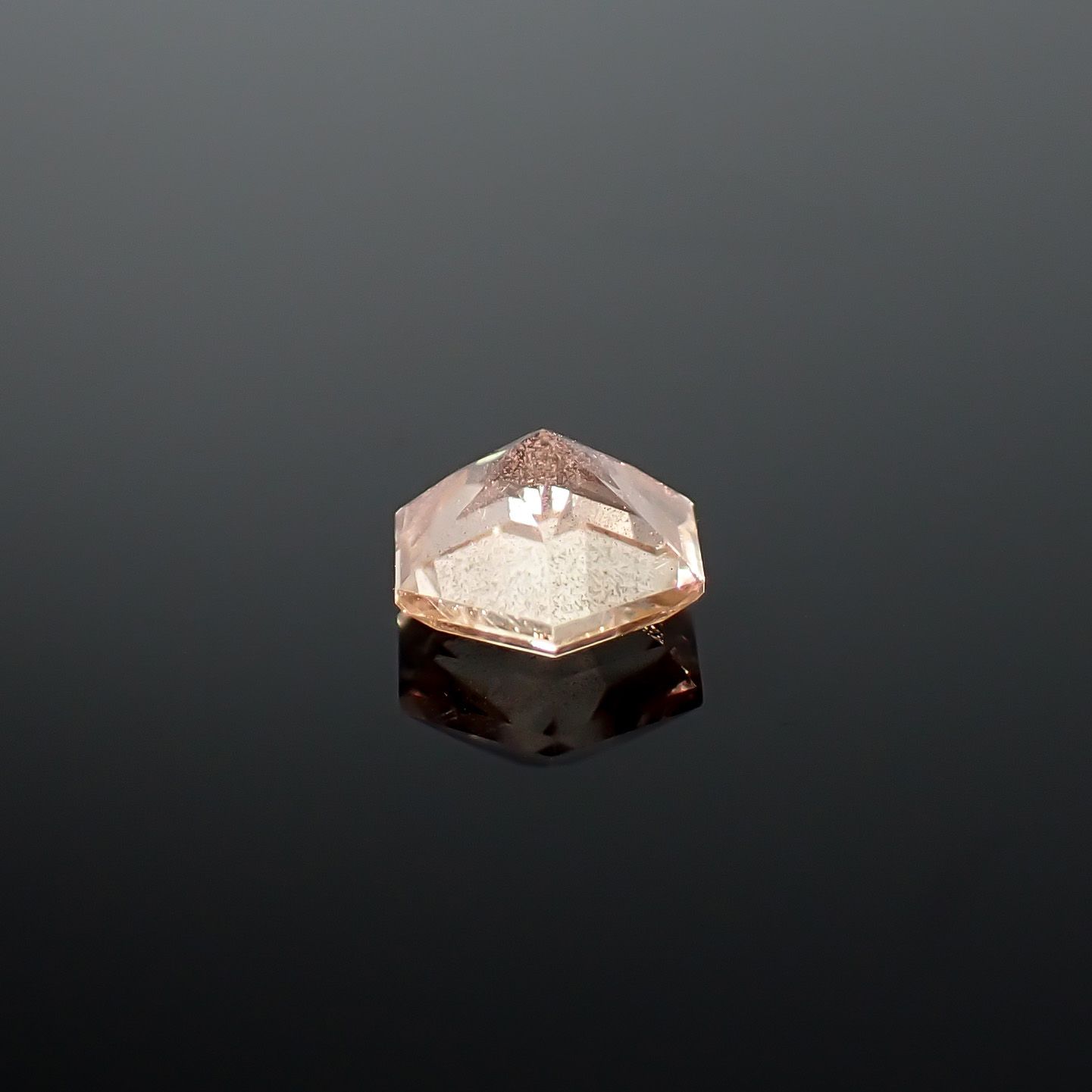 ◇ヘキサゴンカット◇オレゴンサンストーン アメリカ・オレゴン州産 0.57ct / 5.3x5.2mm前後 [260732645]