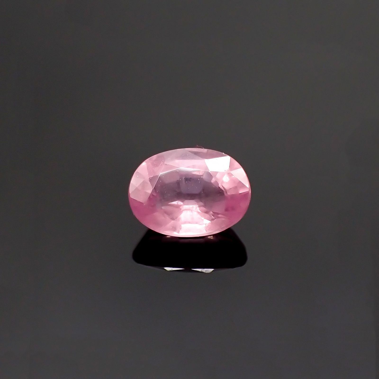 シルキーピンクスピネル(宝石名ピンク・スピネル) タンザニア産 識別済 0.86ct / 6.4x4.8mm前後 [240212894]