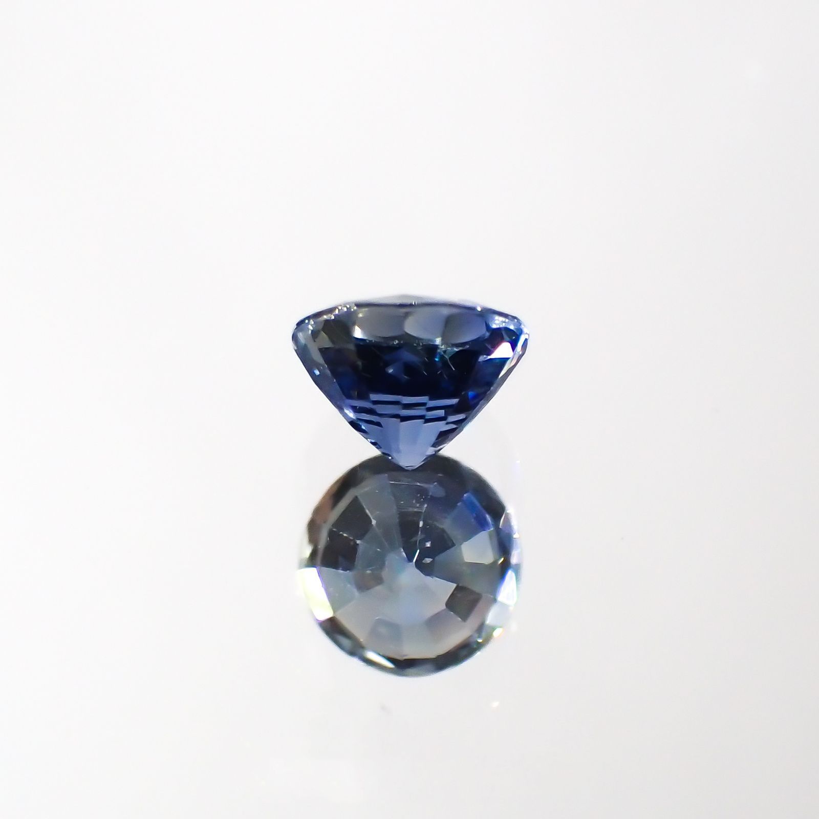 アイスブルーサファイア(宝石名サファイア)スリランカ/マダガスカル産 0.38ct 識別済[220515976]4.2x4.2mm前後