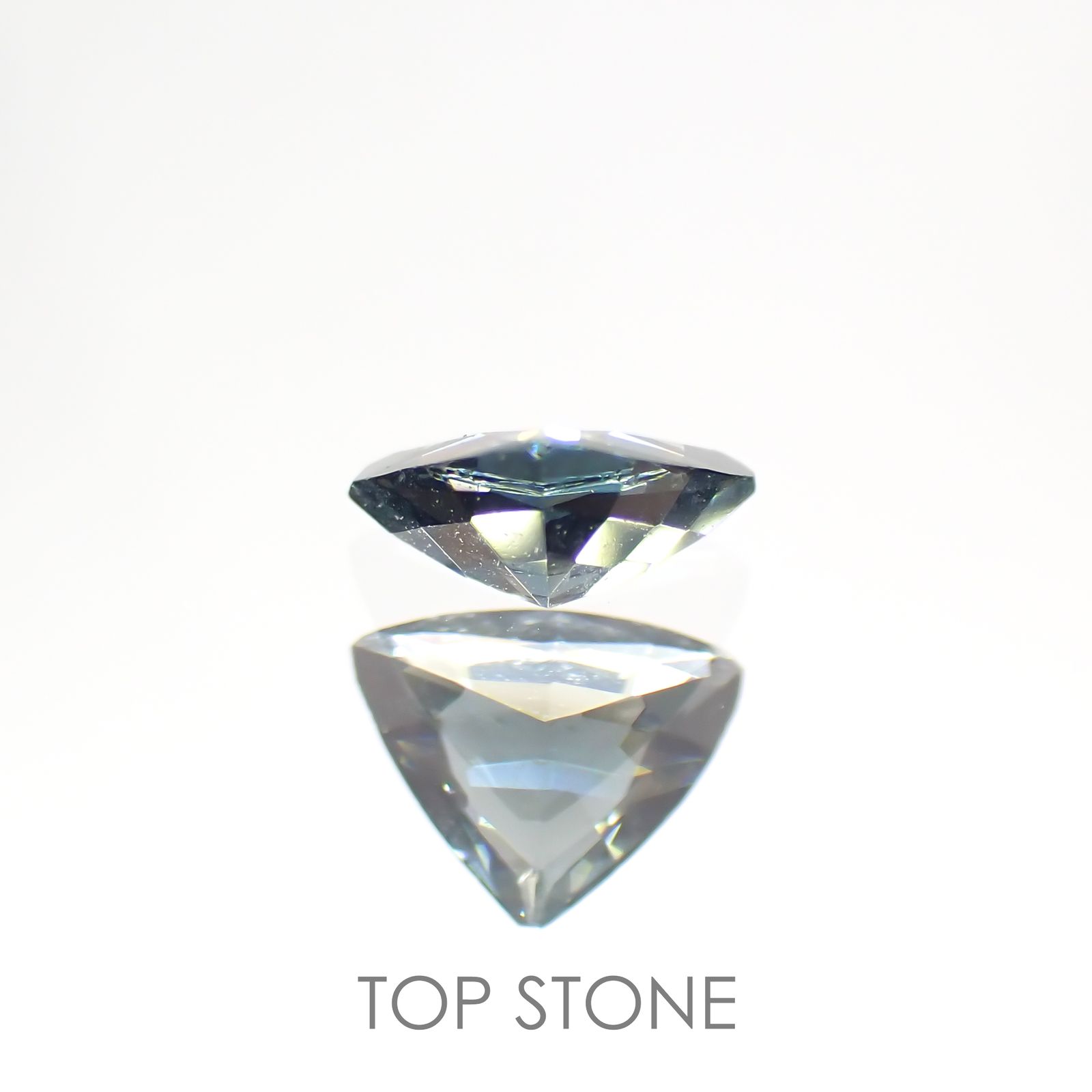 サファリン(宝石名サフィリン) スリランカ産 0.241ct ソ付(彩珠)[21019624]4.1×5.1mm前後