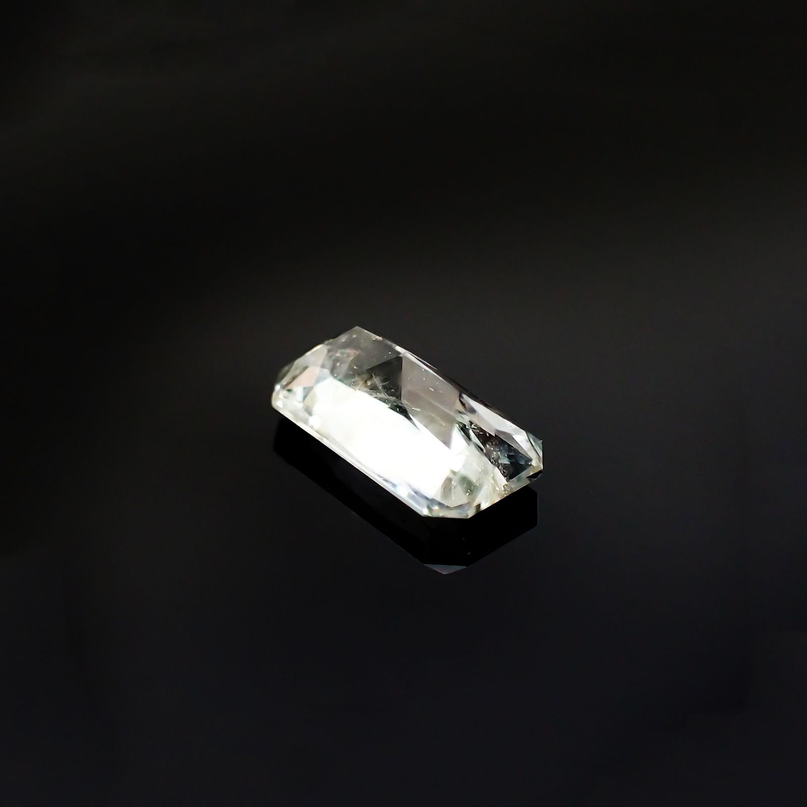 ジェレメジェバイト(宝石名エレメージェバイト)ナミビア産 ソ付(彩珠) 1.418ct / 9.2x5mm前後 [230823130]