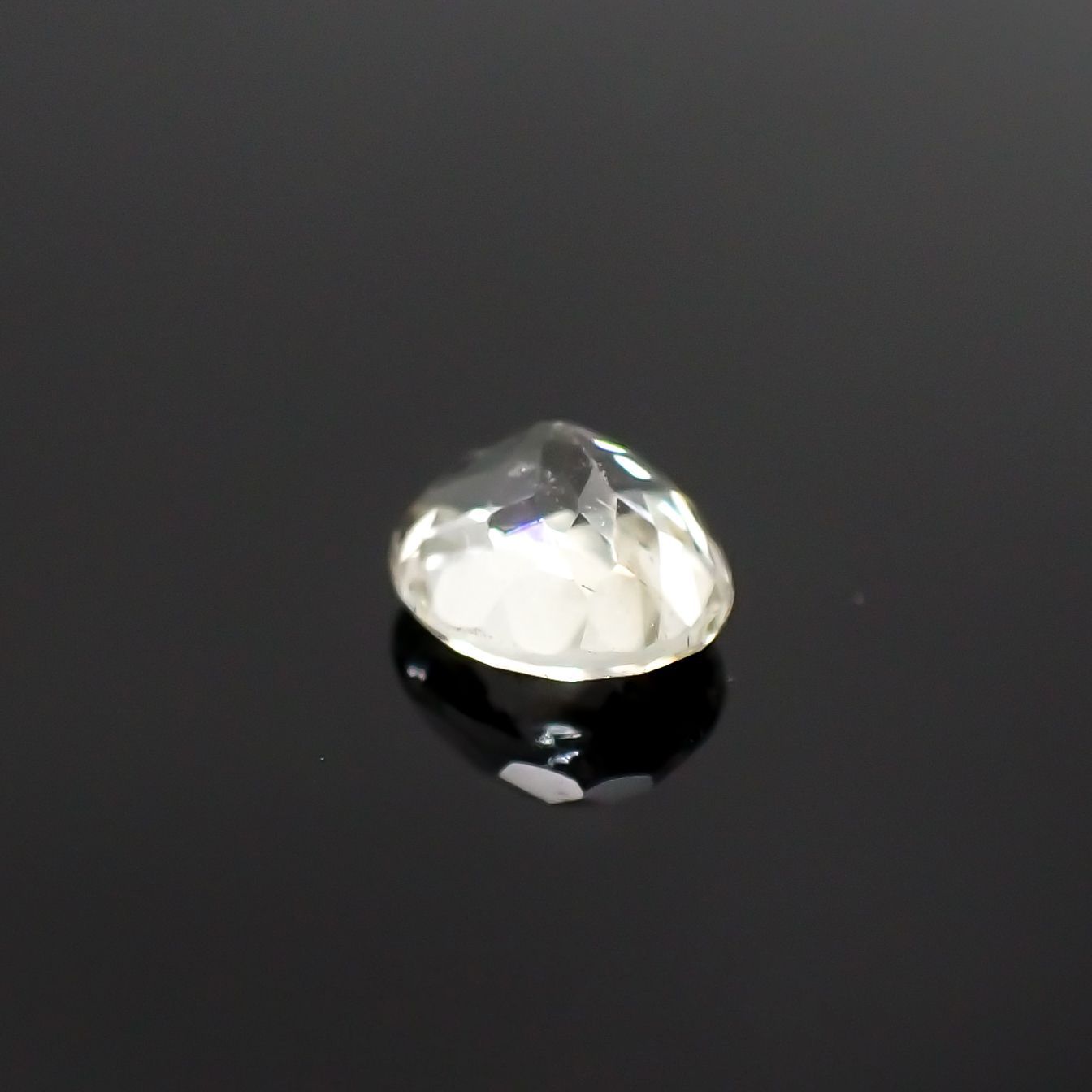 リューコガーネット(宝石名ホワイト グロッシュラー・ガーネット) ビルマ産 0.528ct ソ付(彩珠)[210711540]5.2×4.3mm前後