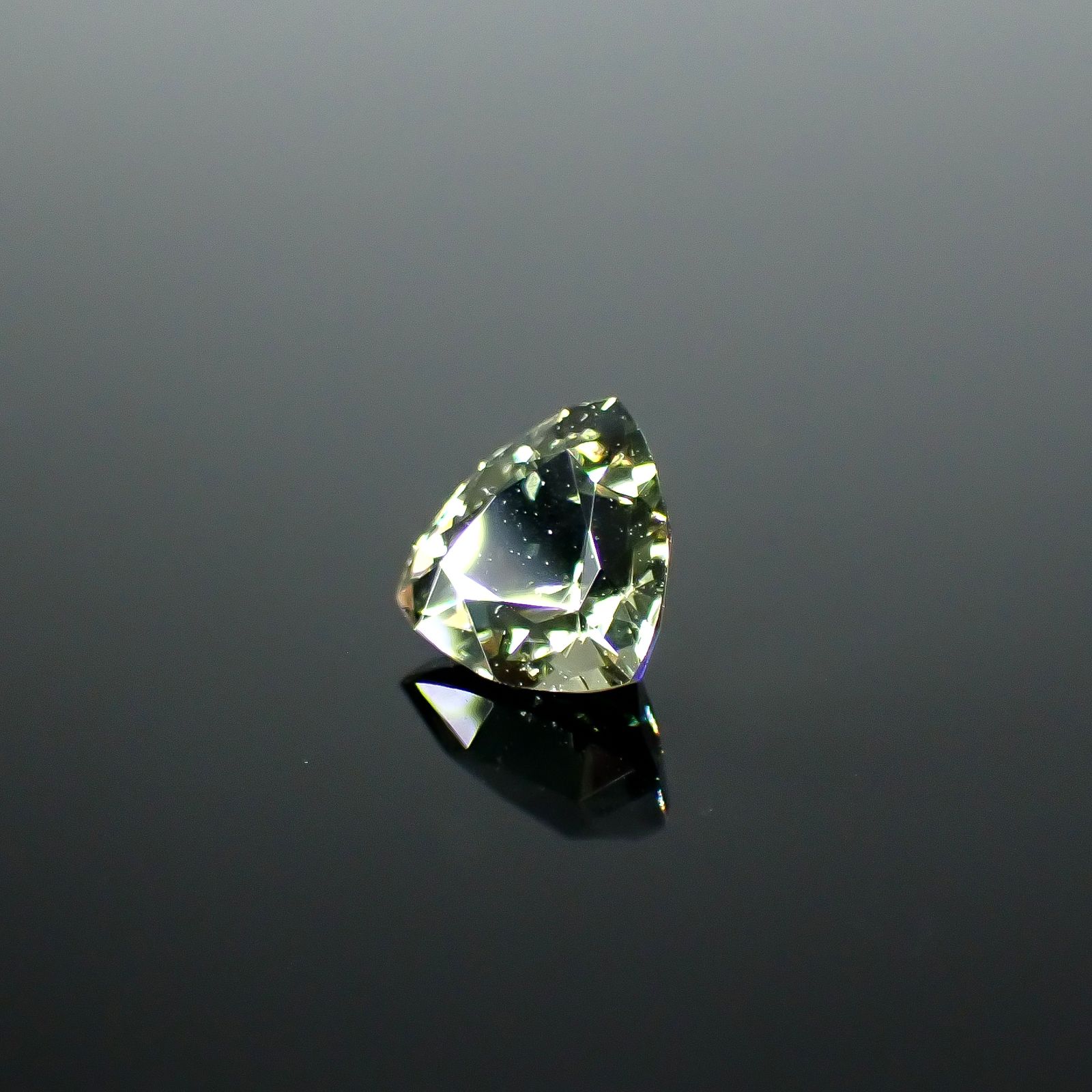 コーネルピン スリランカ産 0.95ct / 6.4x6.3mm前後 [251031234]