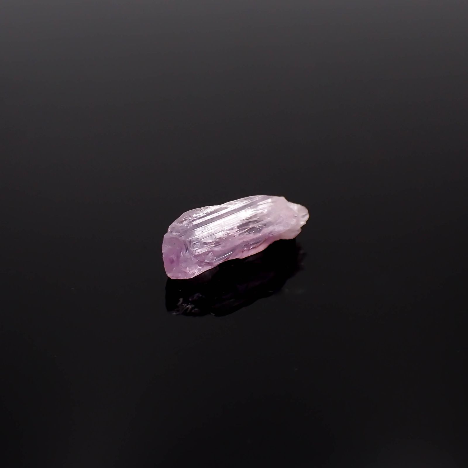 ピンクゾイサイト 原石 タンザニア産 1.49ct[231224999]10.9x4.9mm前後