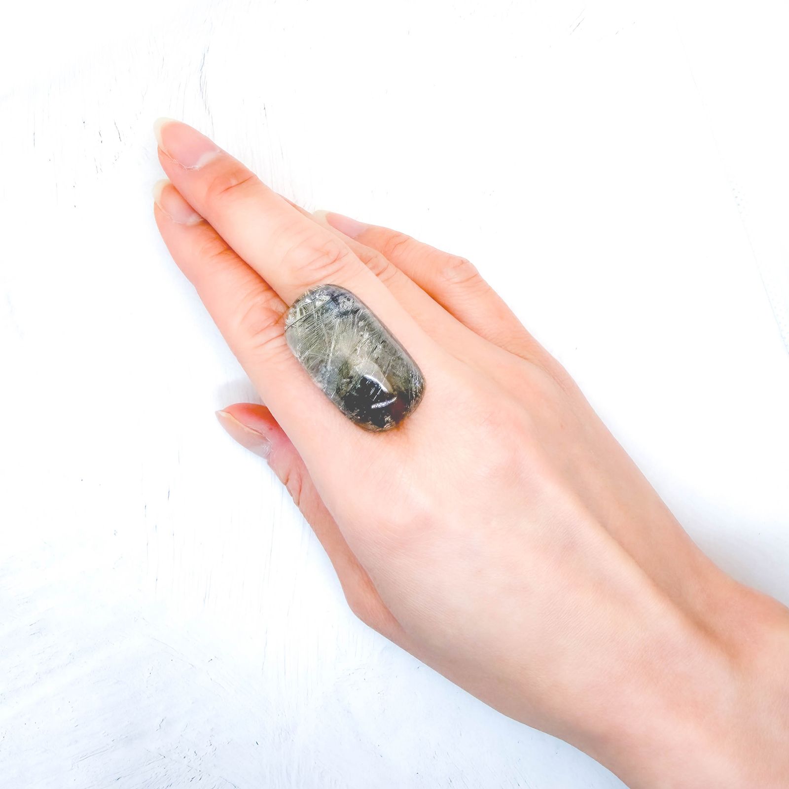 シルバールチルクォーツ ブラジル産 61.79ct / 32.5x18.1mm前後 [260131588]