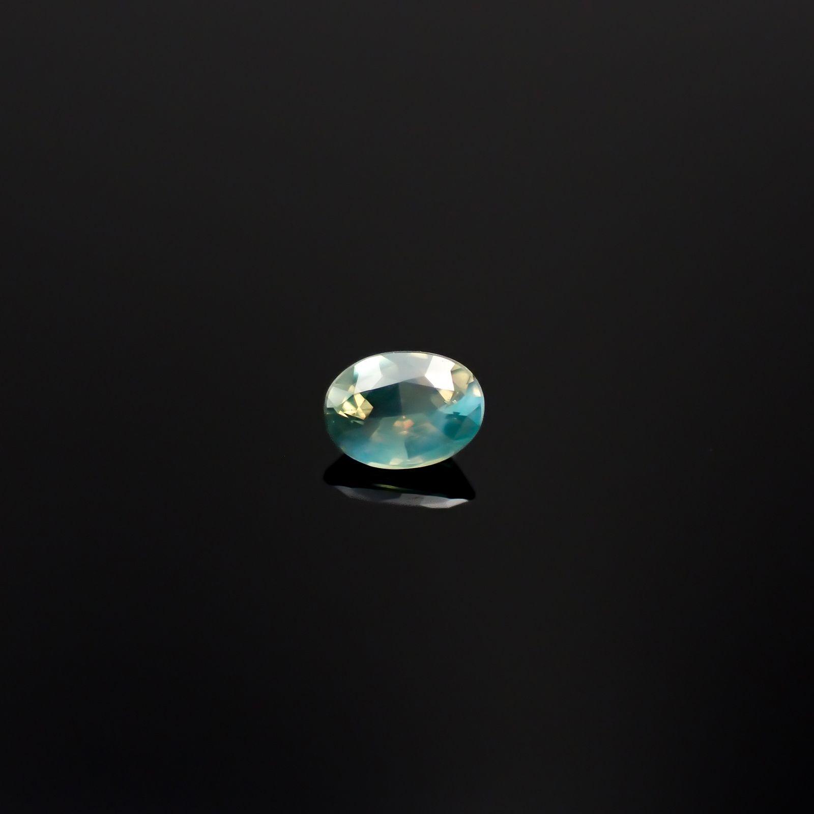 アレキサンドライトキャッツアイ ブラジル・ミナスジェライス州ヘマチタ鉱山産 0.099ct[240527429]3.2x2.4mm前後