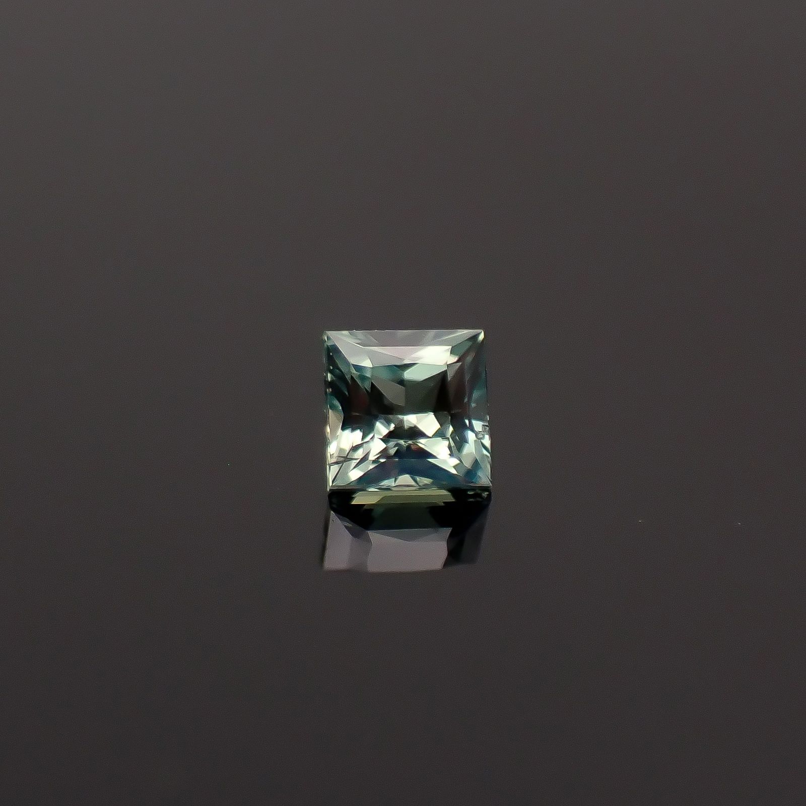 ◇プリンセスカット◇アレキサンドライト ブラジル産 EmeraldMains社製 0.11ct / 2.5x2.5mm前後 [260131578]