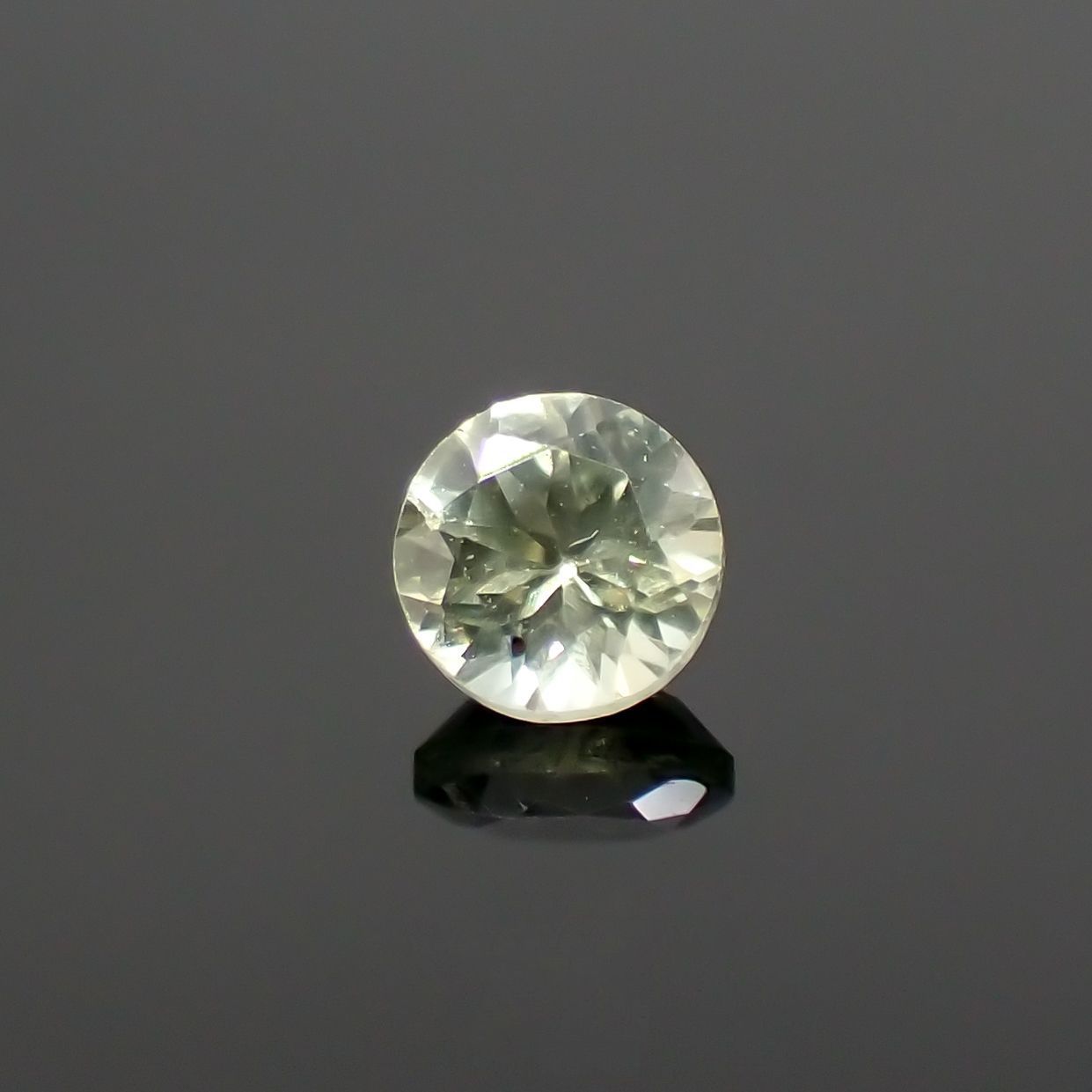 モンタナサファイア(宝石名サファイア) アメリカ・モンタナ州産 0.36ct 識別済[250712116]3.9×3.9mm前後