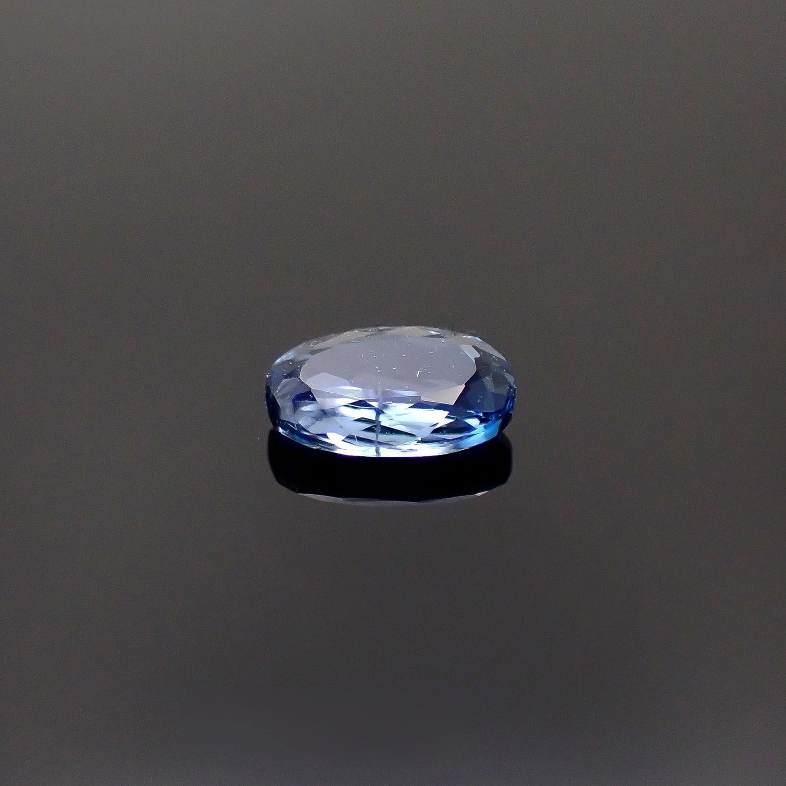 タトゥーアクアマリン ブラジル・ミナスジェライス州タトゥー鉱山産 0.44ct / 6.4x4.1mm前後 [260127178]