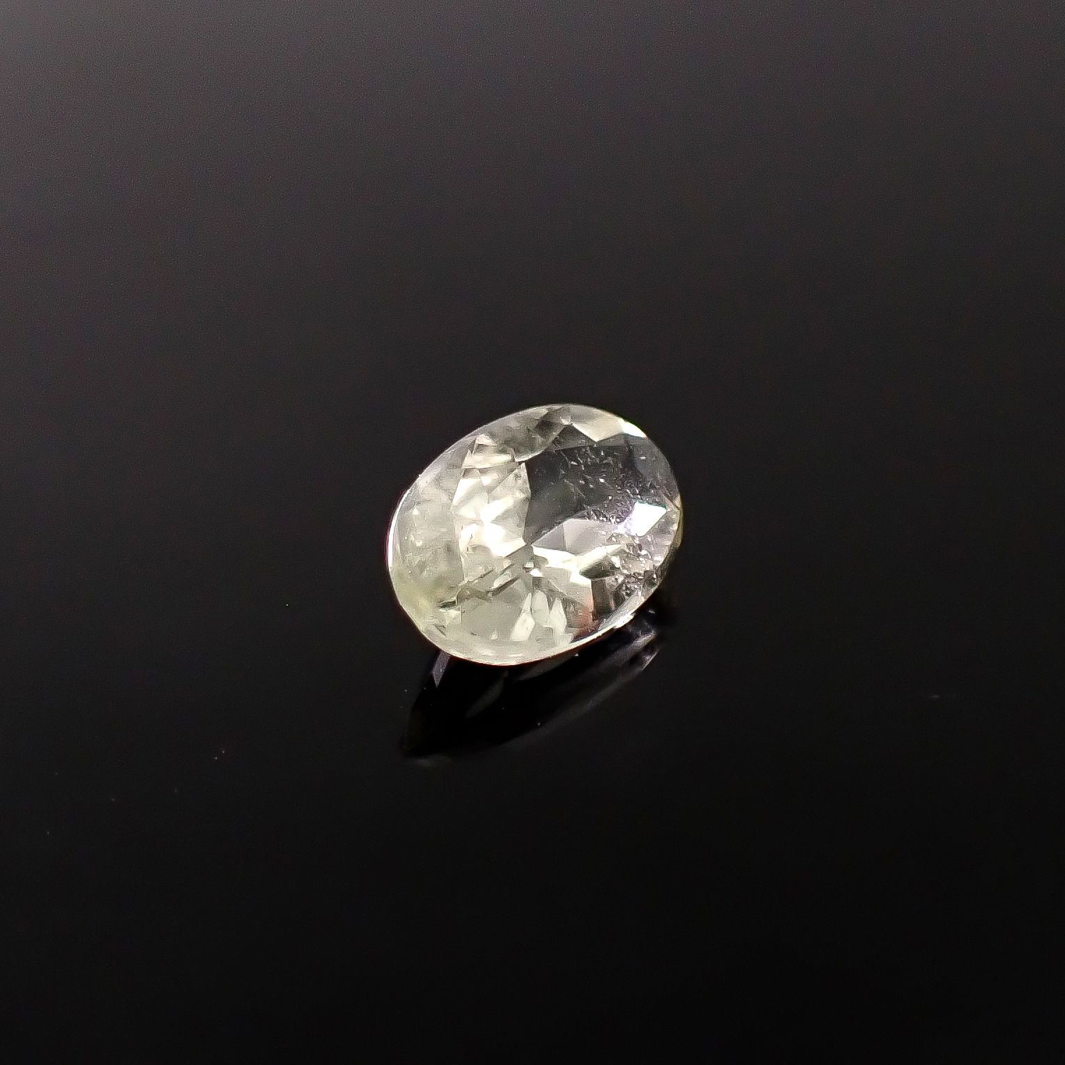 ブラジリアナイト(宝石名ブラジリアナイト)ブラジル産 識別済 0.49ct / 6.3x4.2mm前後 [260131495]