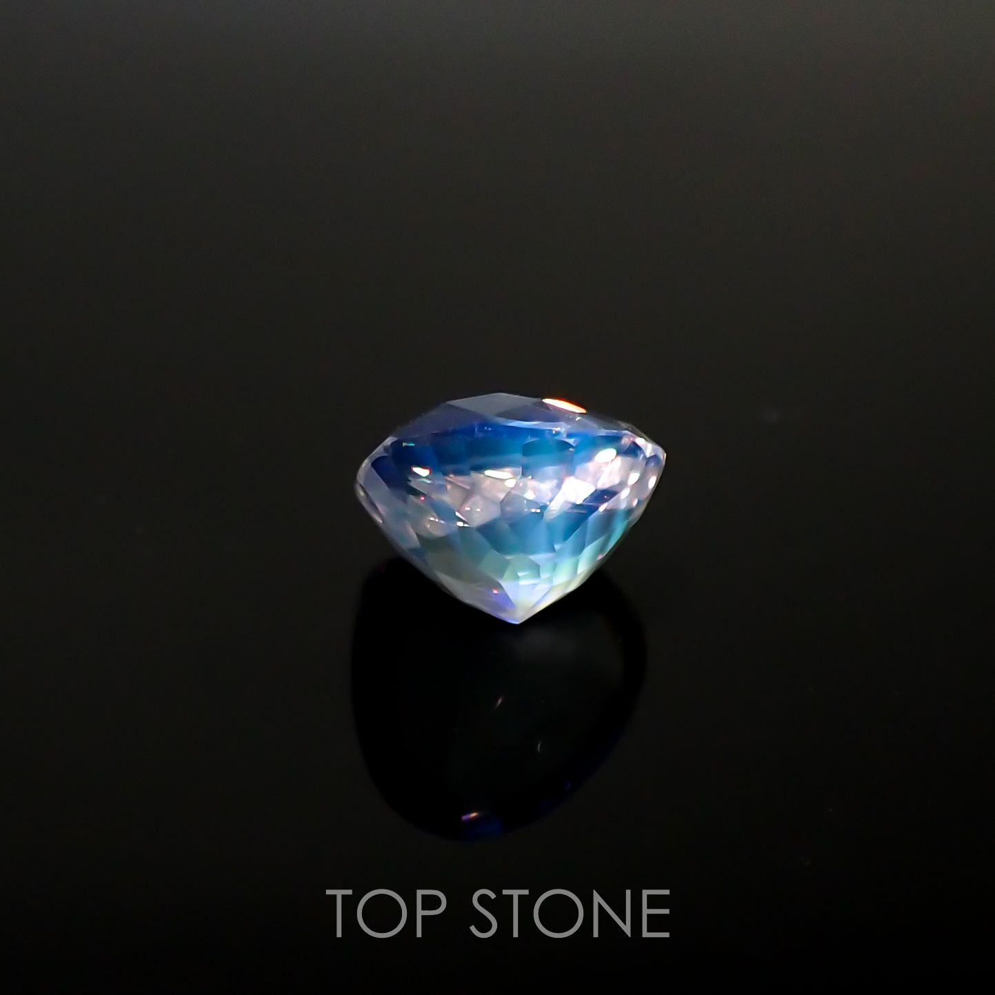 レインボームーンストーン(アンデシンラブラドライト) マダガスカル産 ルース 1.57ct[210711768]7.5×8.1mm前後