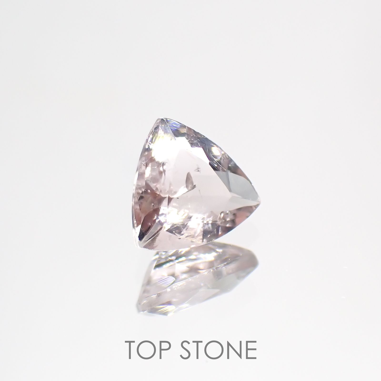フローライト フルオレッセンス(宝石名フルオライト)イギリス・ロジャリー鉱山産 0.73ct 識別済[211113779]6x5.9mm前後