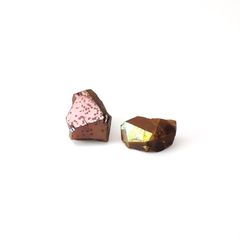 レインボーガーネット原石2個セット 日本・奈良県産 16.15ct(2pcs合計) / 12.8-13.5x6.6-10.5mm前後 [260432078]