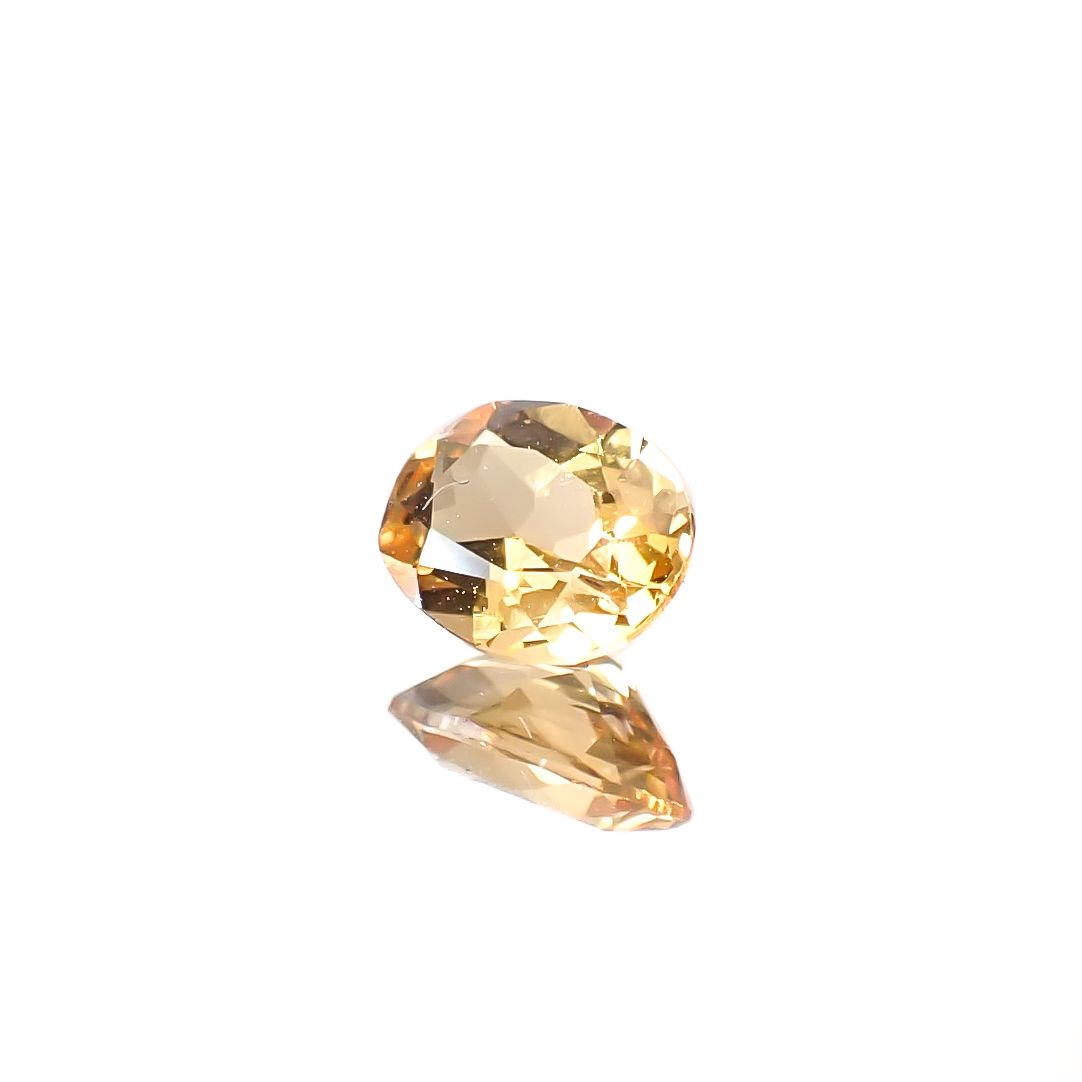 インペリアルガーネット(宝石名ヘソナイト・ガーネット)スリランカ産 0.47ct 識別済[241129438]5.5x4.2mm前後