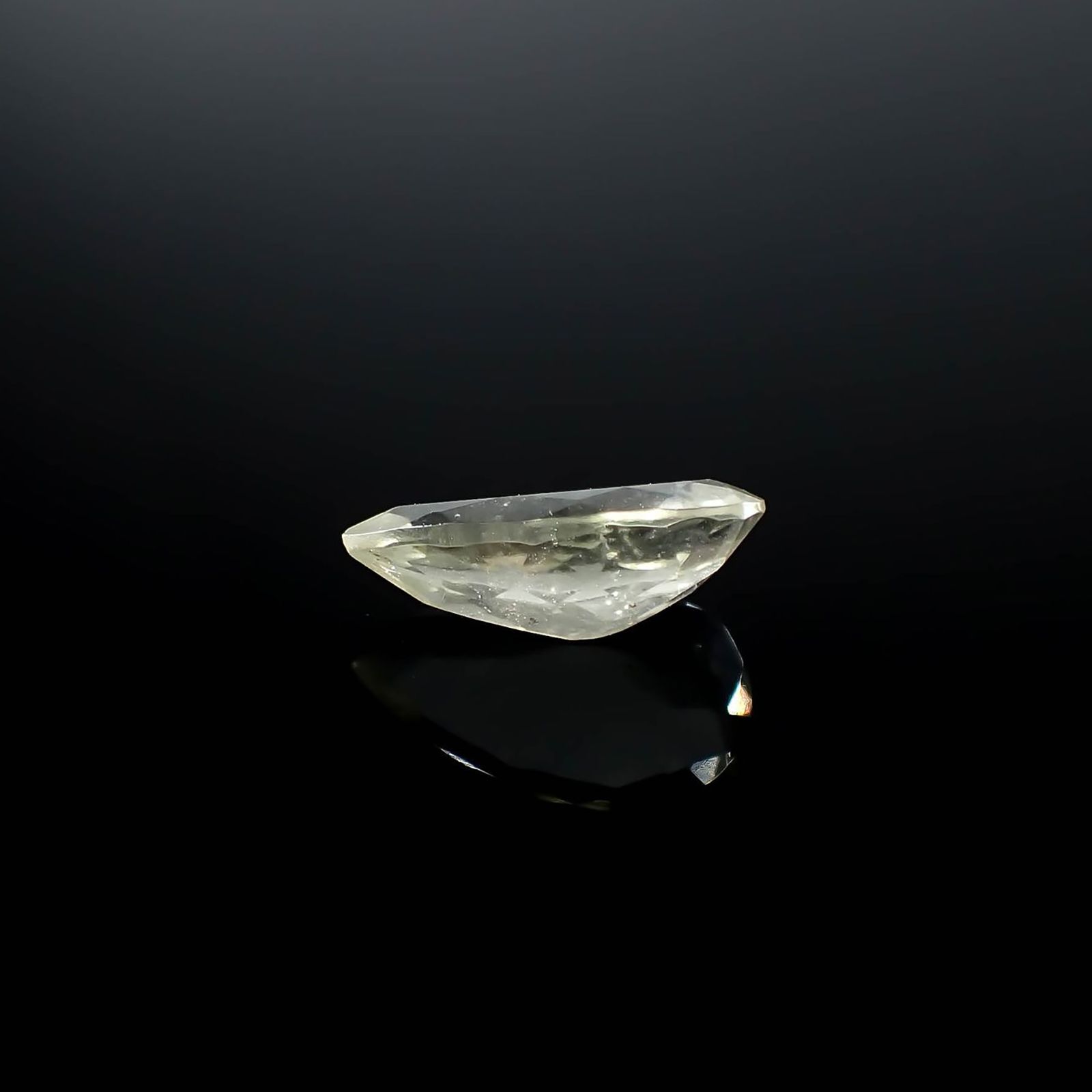 リビアングラス 発見地：エジプト・リビア砂漠 4.76ct / 17.1x10.2mm前後 [251131305]