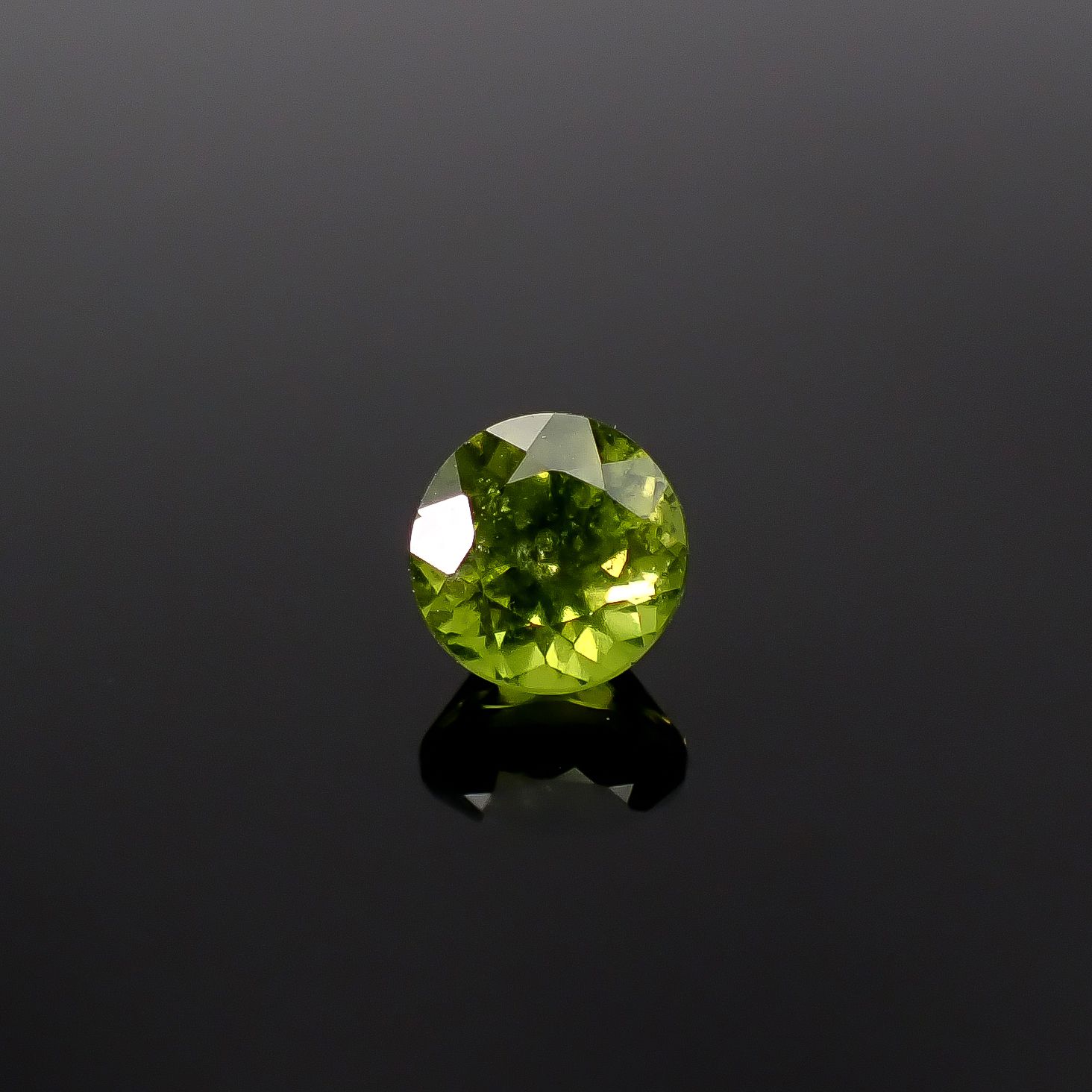 ベスビアナイト(アイドクレース) ケニア産 0.92ct / 5.6x5.5mm前後 [260231718]