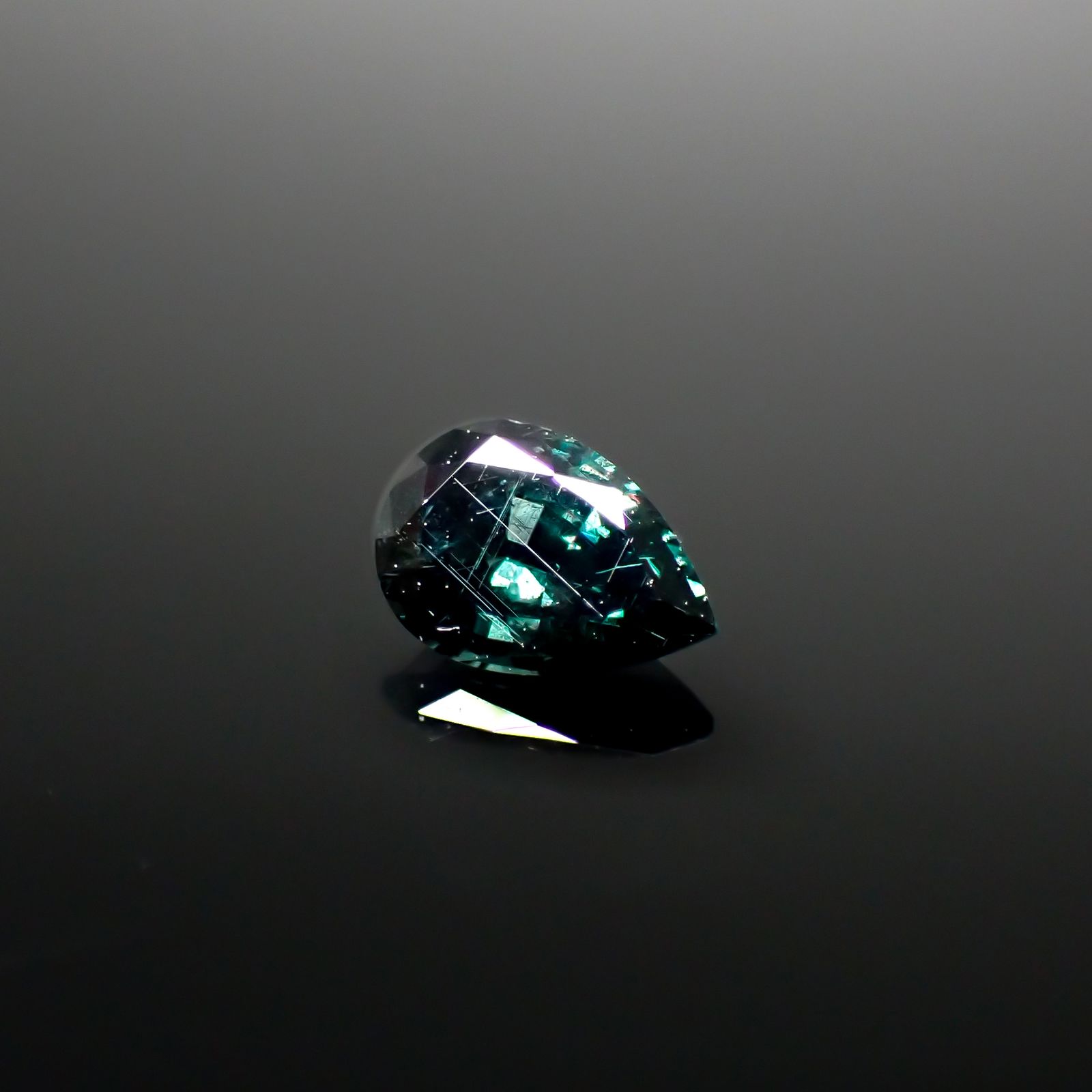 ベキリーブルーガーネット（カラーチェンジガーネット アレキタイプ） マダガスカル・ベキリー産 0.58ct [241029380]6.3x4.3mm前後