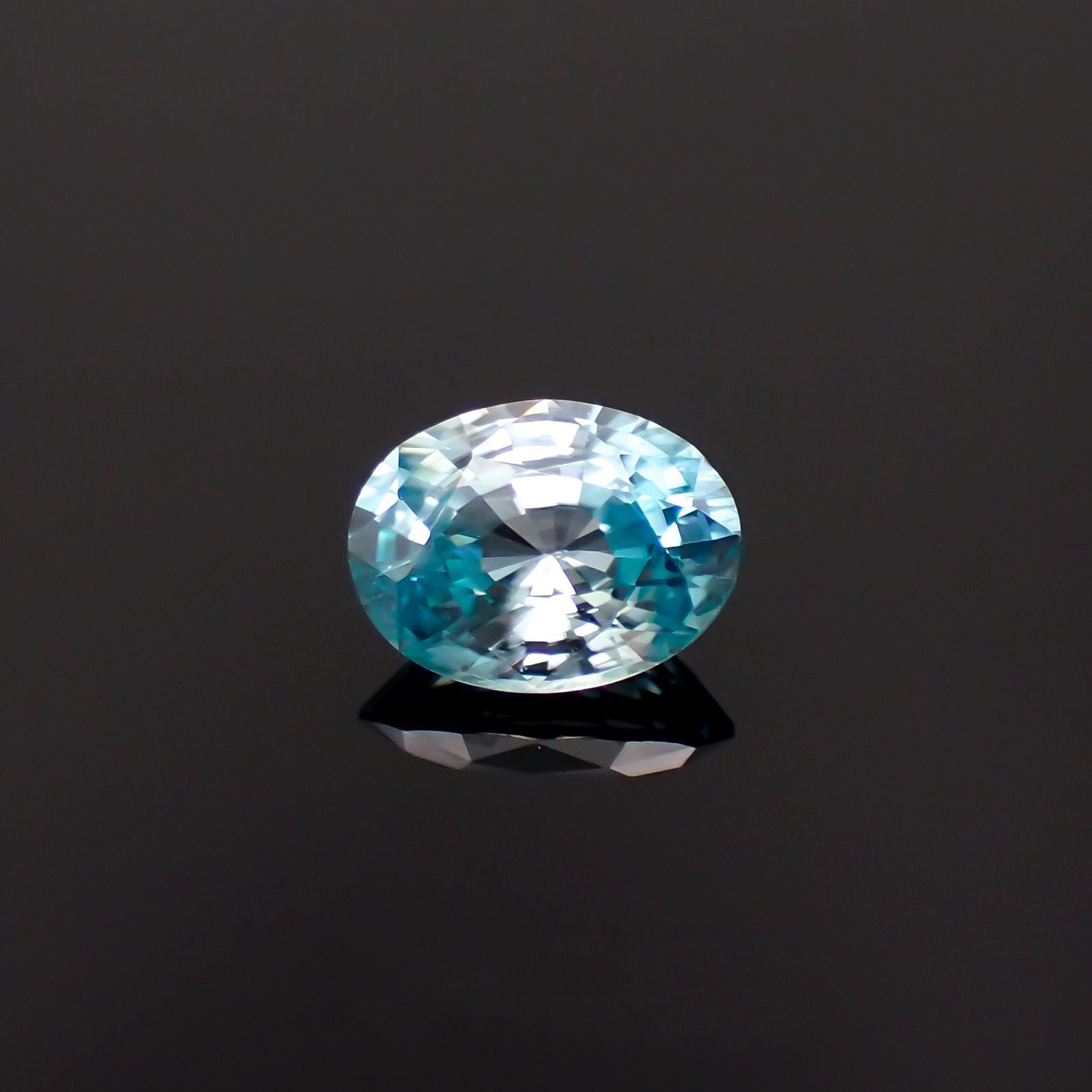 バイカラーブルージルコン カンボジア産 1.80ct[230320985]7.9x6.1mm前後