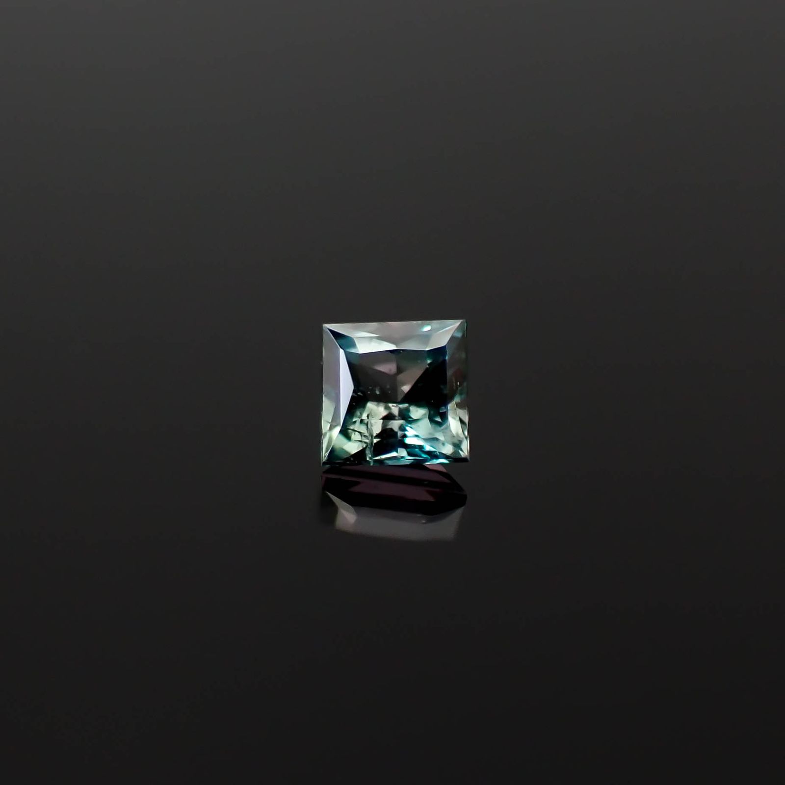 ◇プリンセスカット◇アレキサンドライト ブラジル産/EmeraldMain社製 0.080ct [250330064]2.3x2.3mm前後