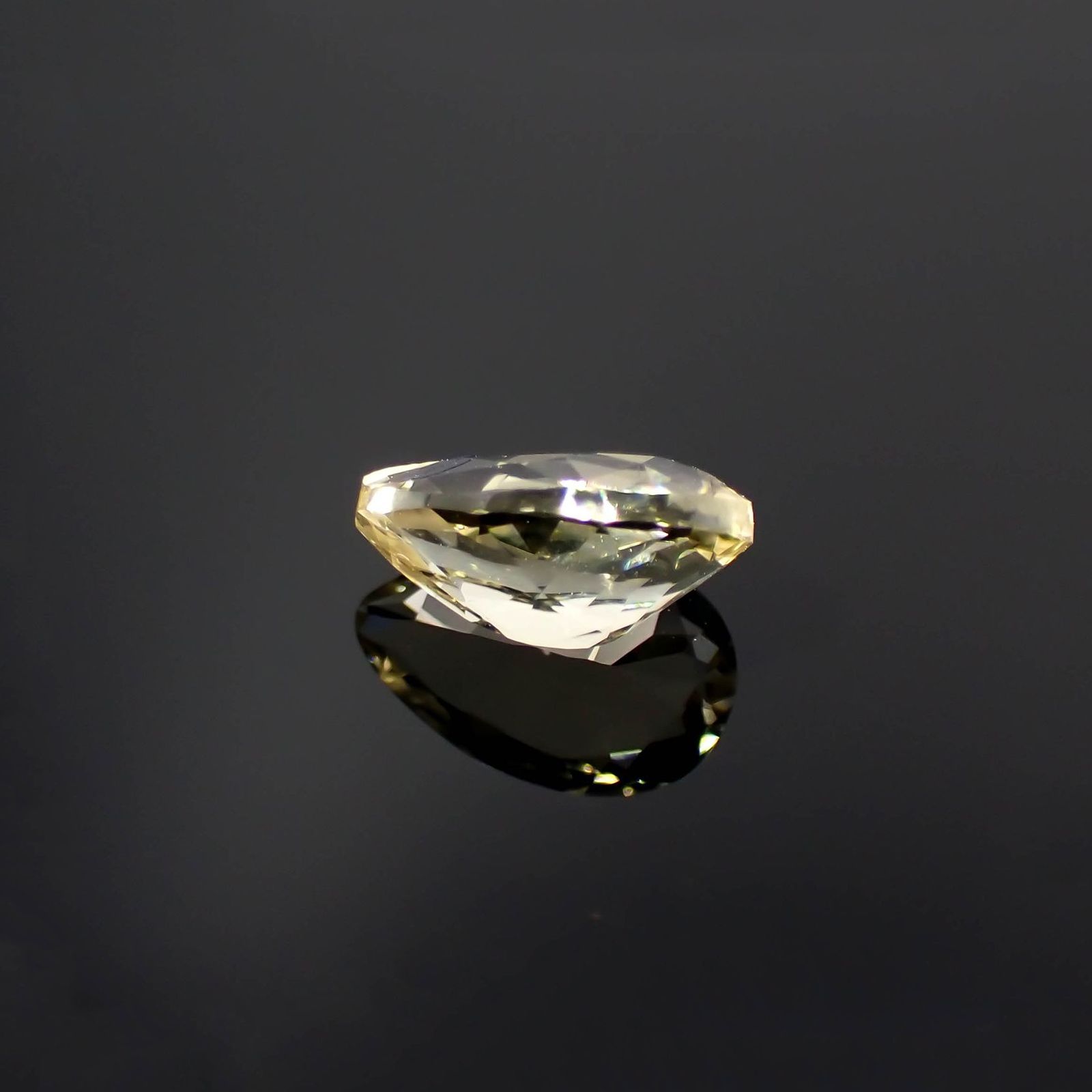 イエロースキャポライト(宝石名イエロー・スキャポライト)タンザニア産 識別済 0.85ct / 8x5.1mm前後 [221219402]