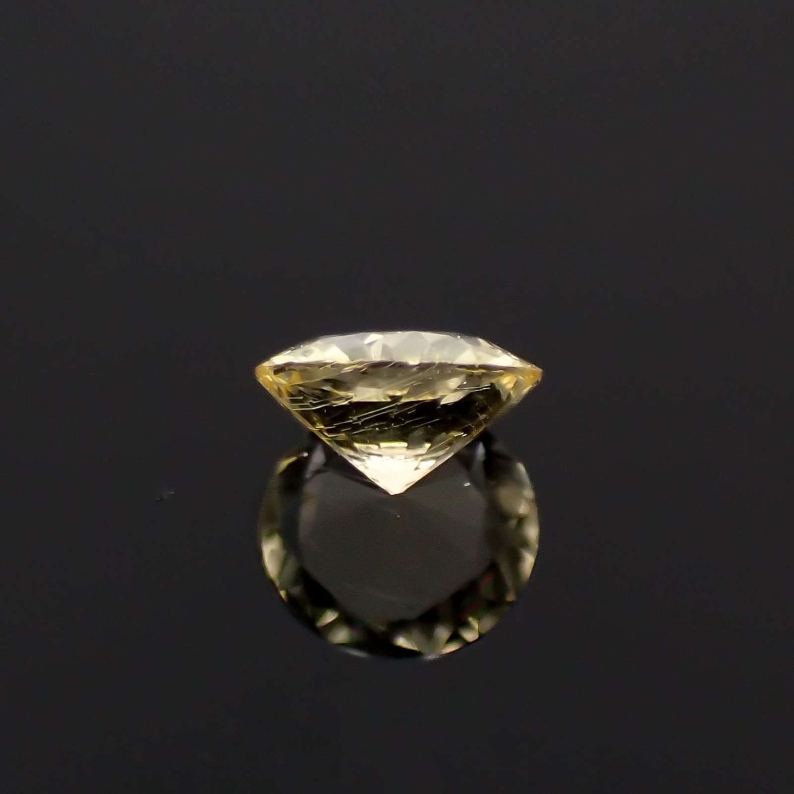 イエローダンビュライト(宝石名イエロー・ダンブライト)タンザニア産 識別済 0.084ct / 2.9x2.9mm前後 [260319631]