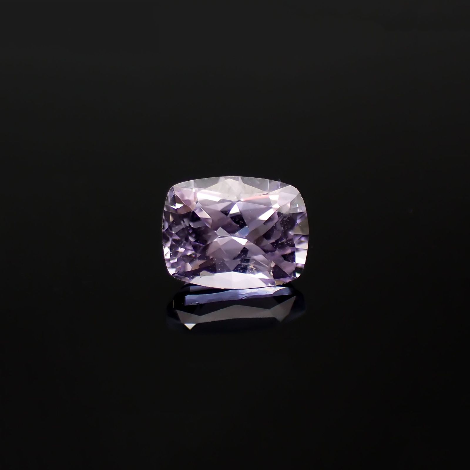 ラベンダーサファイア(宝石名サファイア)スリランカ/マダガスカル産 識別済 0.90ct / 6.2x4.7mm前後 [220817464]