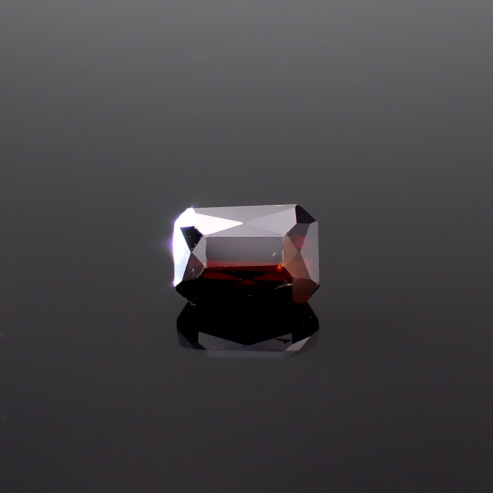 マンガノコロンバイト(宝石名マンガノコロンバイト)ブラジル産 ソ付(日独) 3.193ct / 7.65x5.41mm前後 [251231477]