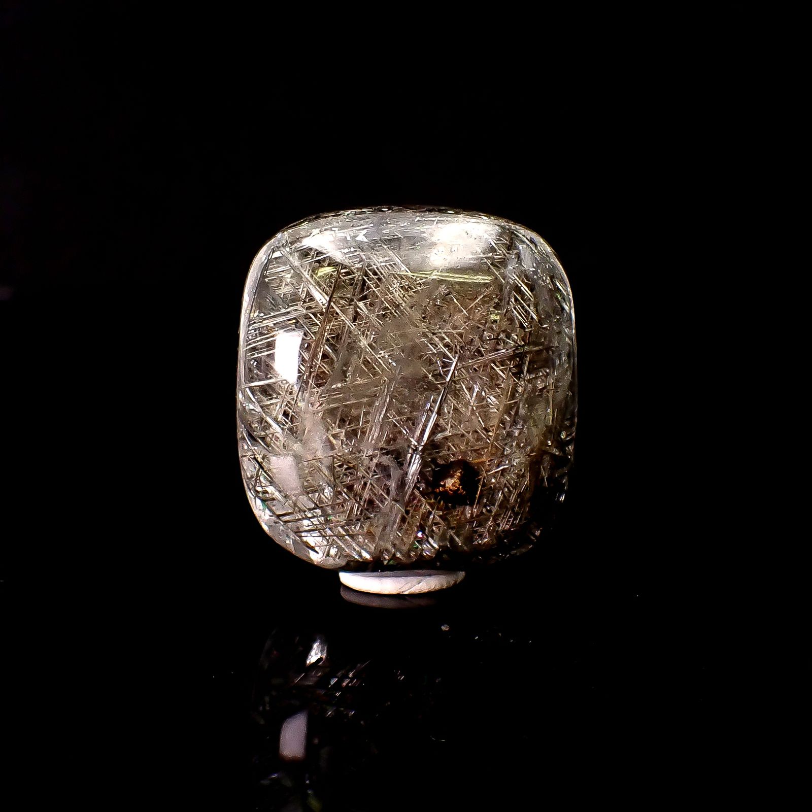 シルバールチルクォーツ ブラジル産 123.58ct / 34.1x31.6mm前後 [260131603]