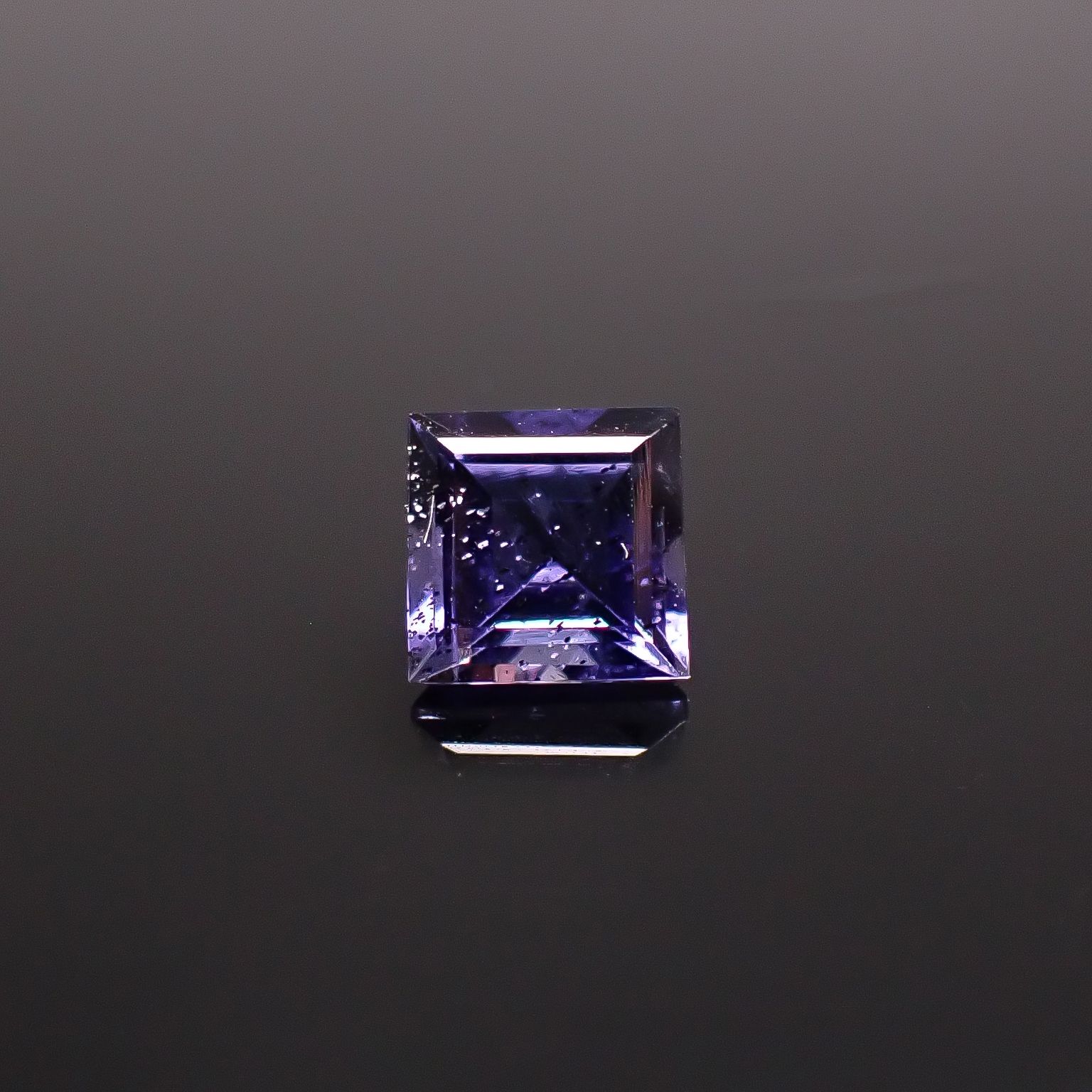 アイオライトサンストーン インド/ブラジル産 0.85ct / 5.7x5.7mm前後 [260231661]