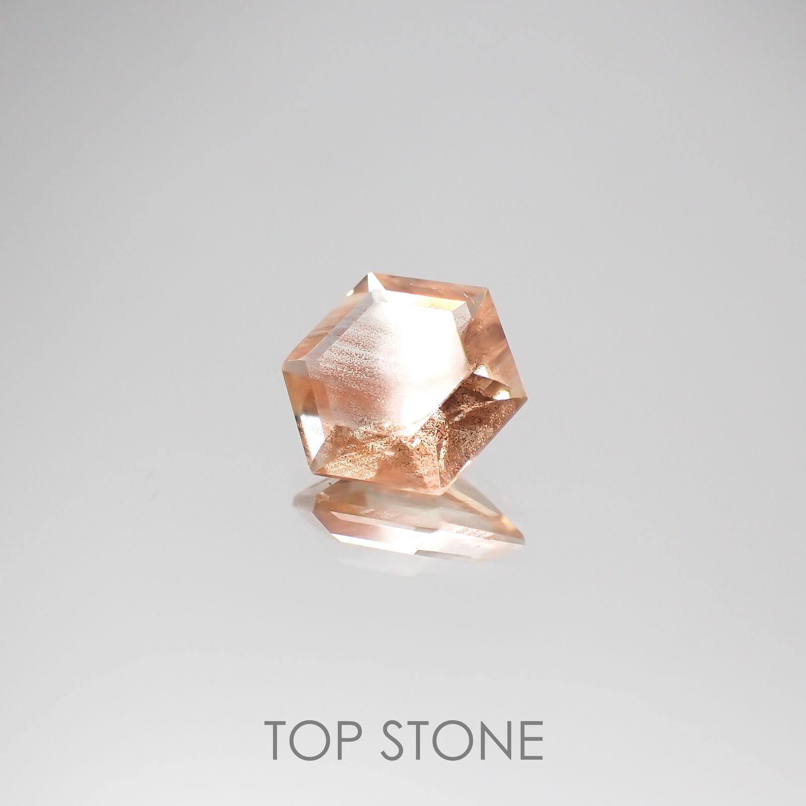 ◇ヘキサゴンカット◇オレゴンサンストーンSA(宝石名ラブラドライト) アメリカ・オレゴン州産 0.67ct 識別済[210610969]6.1×6.1mm前後