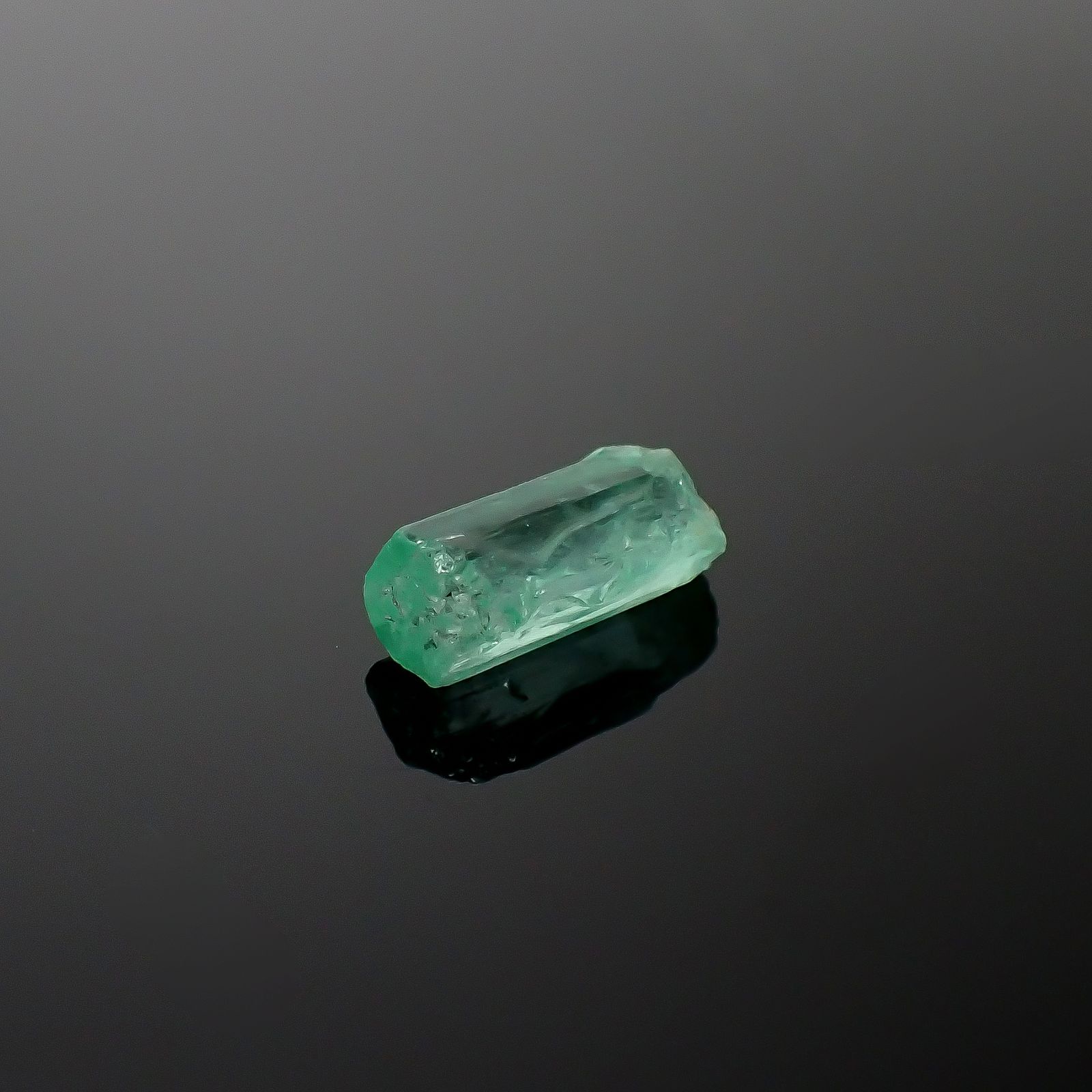 エメラルド柱状結晶 原石 コロンビア産 3.16ct[240427251]12.5x6mm前後 | TOP STONE(トップストーン)