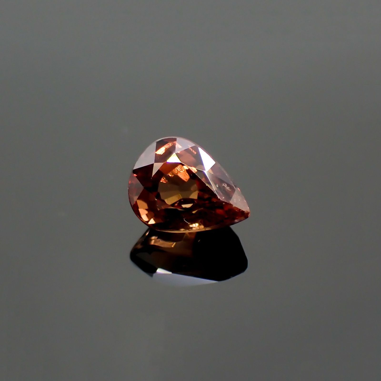 カラーシフトマラヤガーネット(宝石名ガーネット)タンザニア産 識別済 1.90ct / 7.8x5.9mm前後 [260415009]