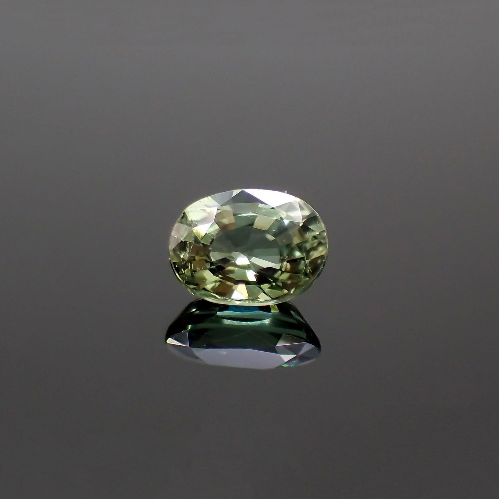グリーンクリソベリル(宝石名クリソベリル)スリランカ/マダガスカル産 識別済 0.33ct / 4.5x3.4mm前後 [260514476]