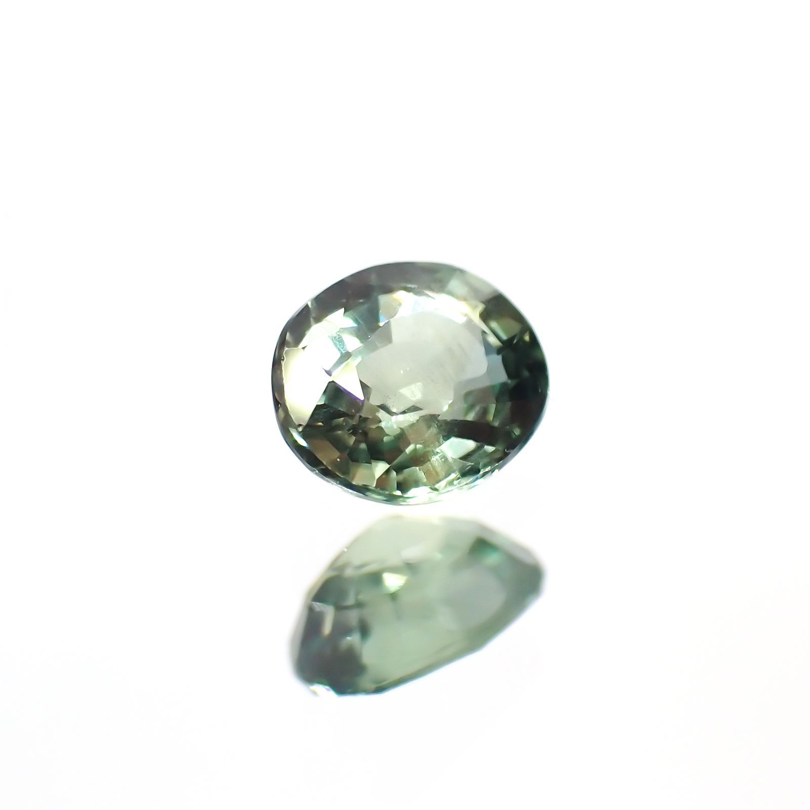 アレキサンドライト(宝石名アレキサンドライト) マダガスカル産 0.342ct ソ付(彩珠)[20117000]4.5×3.7mm前後