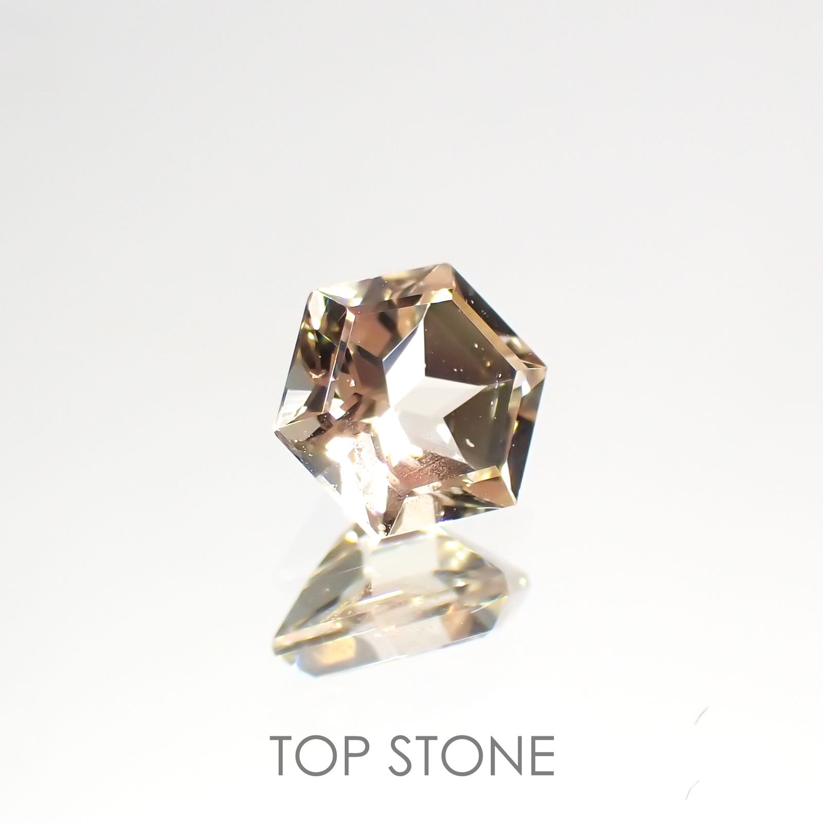 ◇ヘキサゴンカット◇オレゴンサンストーンSA(宝石名ラブラドライト) アメリカ・オレゴン州産 0.49ct 識別済[21019535]5.1×5.1mm前後