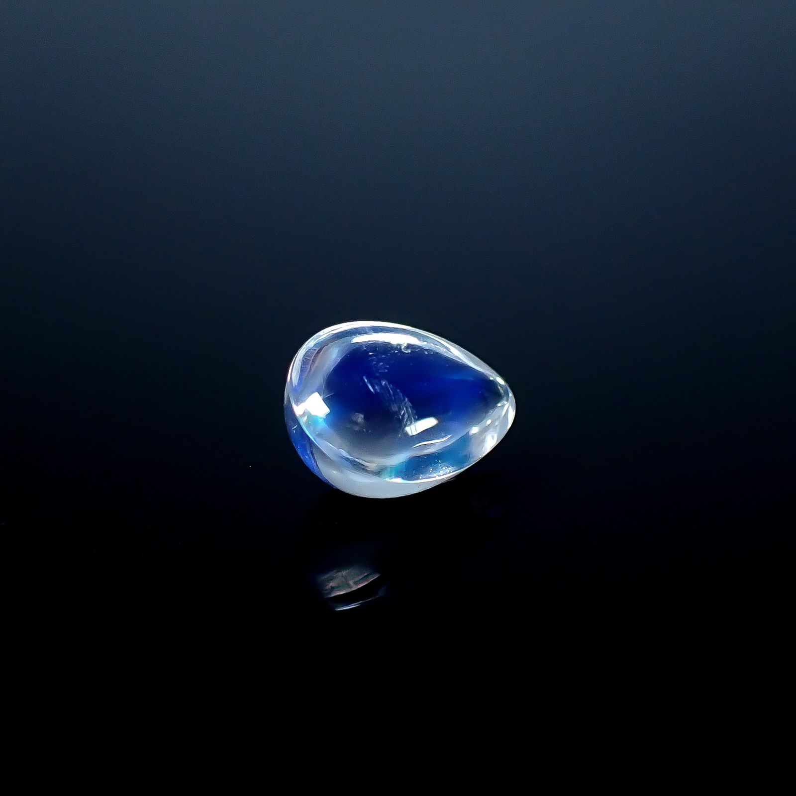 ◇バフトップカット◇レインボームーンストーン(宝石名ラブラドライト)マダガスカル産 ソ付(彩珠) 2.204ct / 9.5x7mm前後 [250931035]