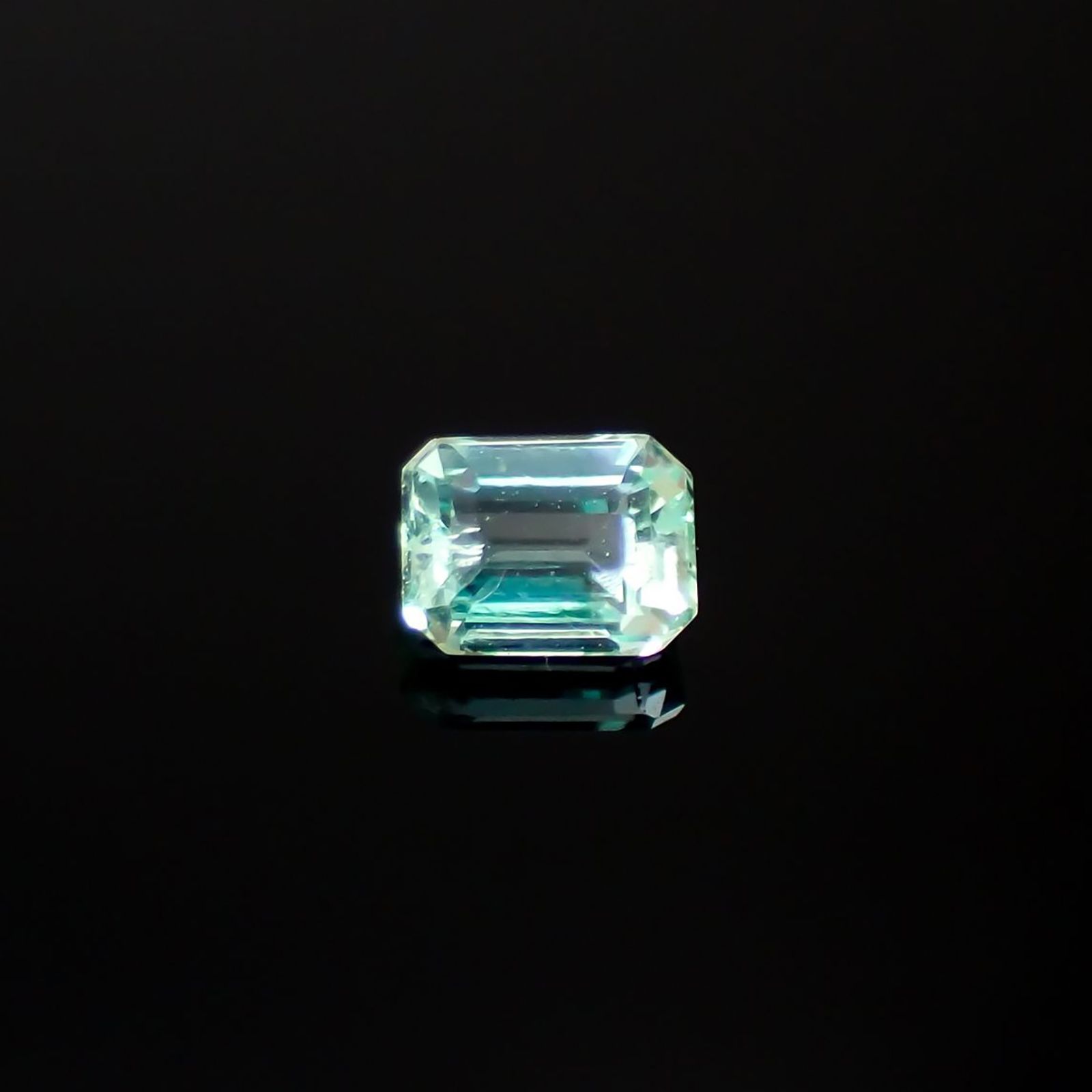 パステルカラーエメラルド コロンビア産 0.18ct / 3.7x2.9mm前後 [260225954]
