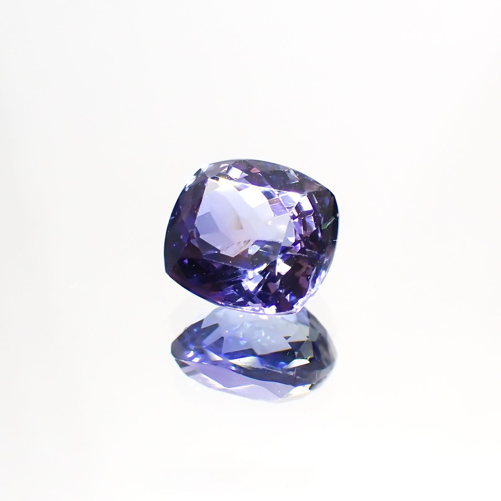 バイカラータンザナイト(宝石名タンザナイト) タンザニア産 2.439ct ソ付(彩珠)[210812667]7.8×7mm前後