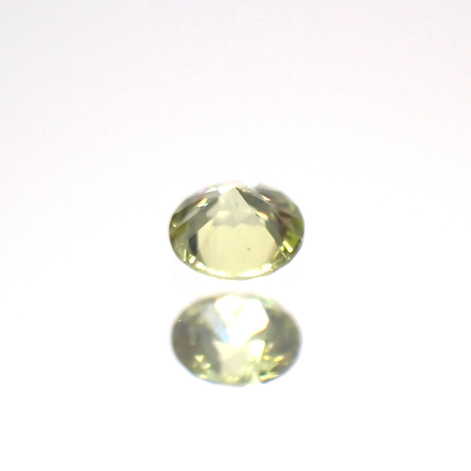 パラサイティックペリドット(宝石名ペリドット)採取地：ロシア 0.063ct 識別済[220616235]2.5x2.5mm前後