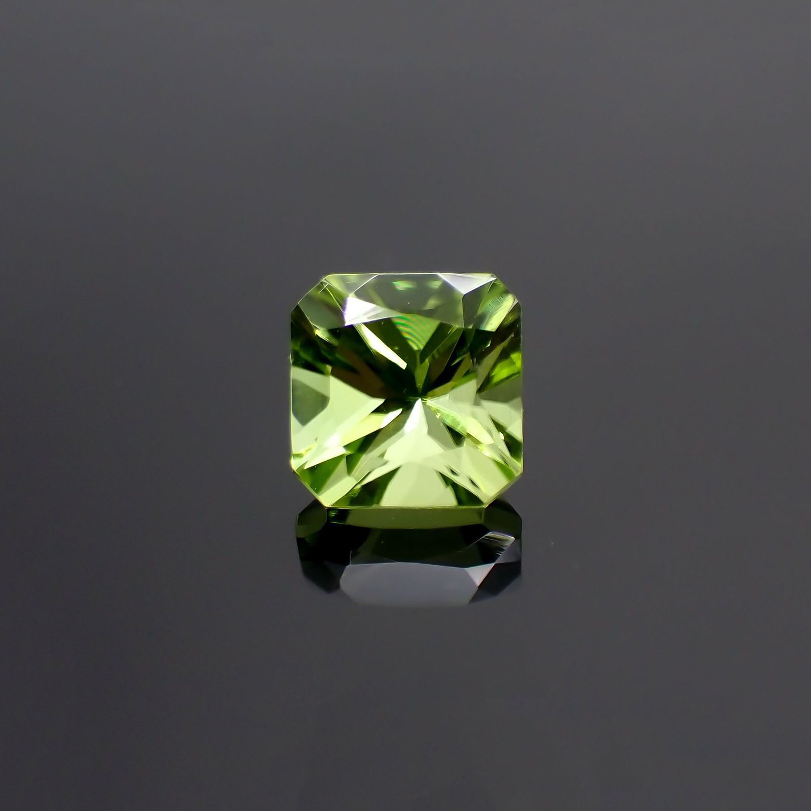 ◇アッシャーカット◇ペリドット(宝石名ペリドット) パキスタン産 1.37ct 識別済[210913480]6.1×6.1mm前後