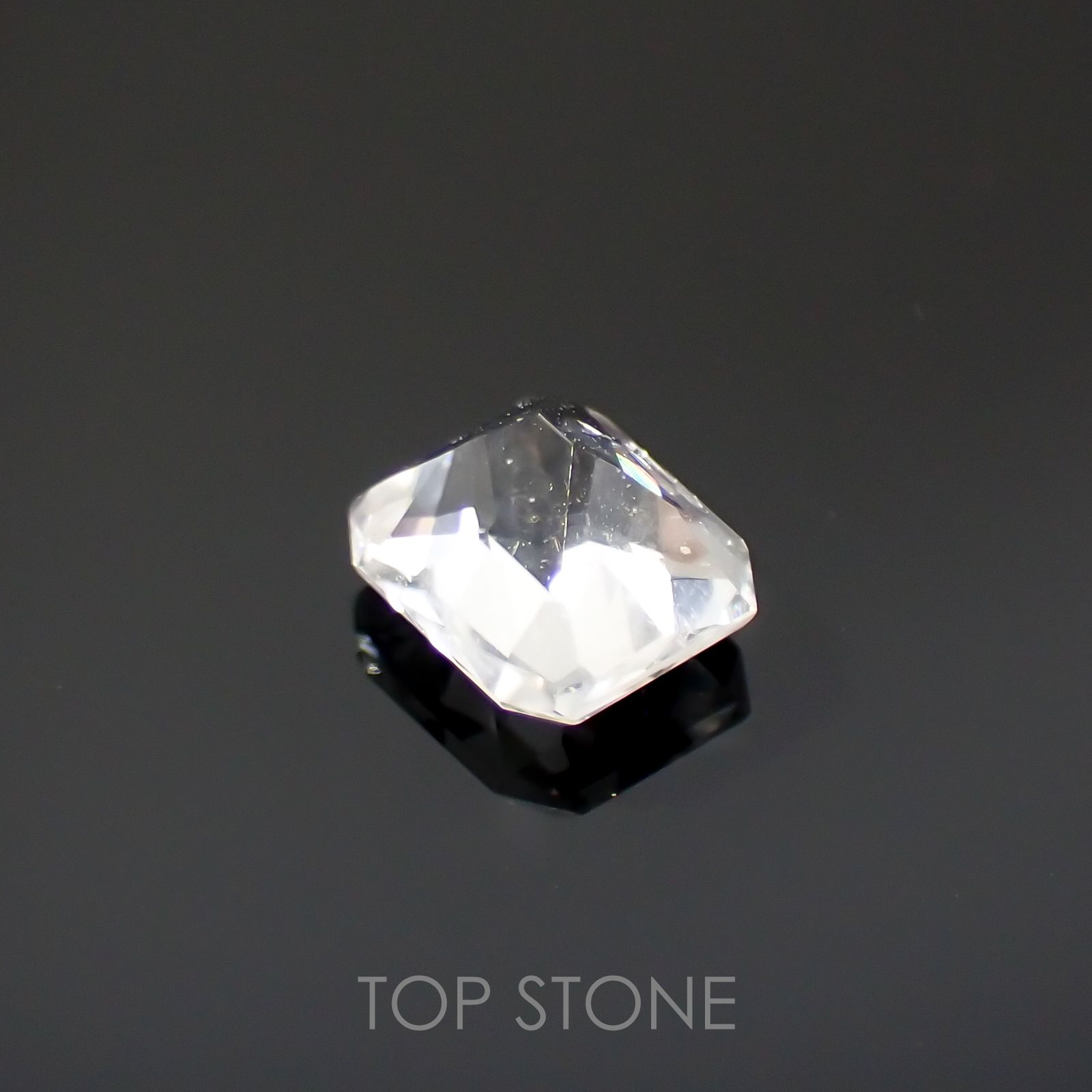 フェナカイト(宝石名フェナカイト)ブラジル産 0.43ct 識別済[220115170]4.7x4.1mm前後