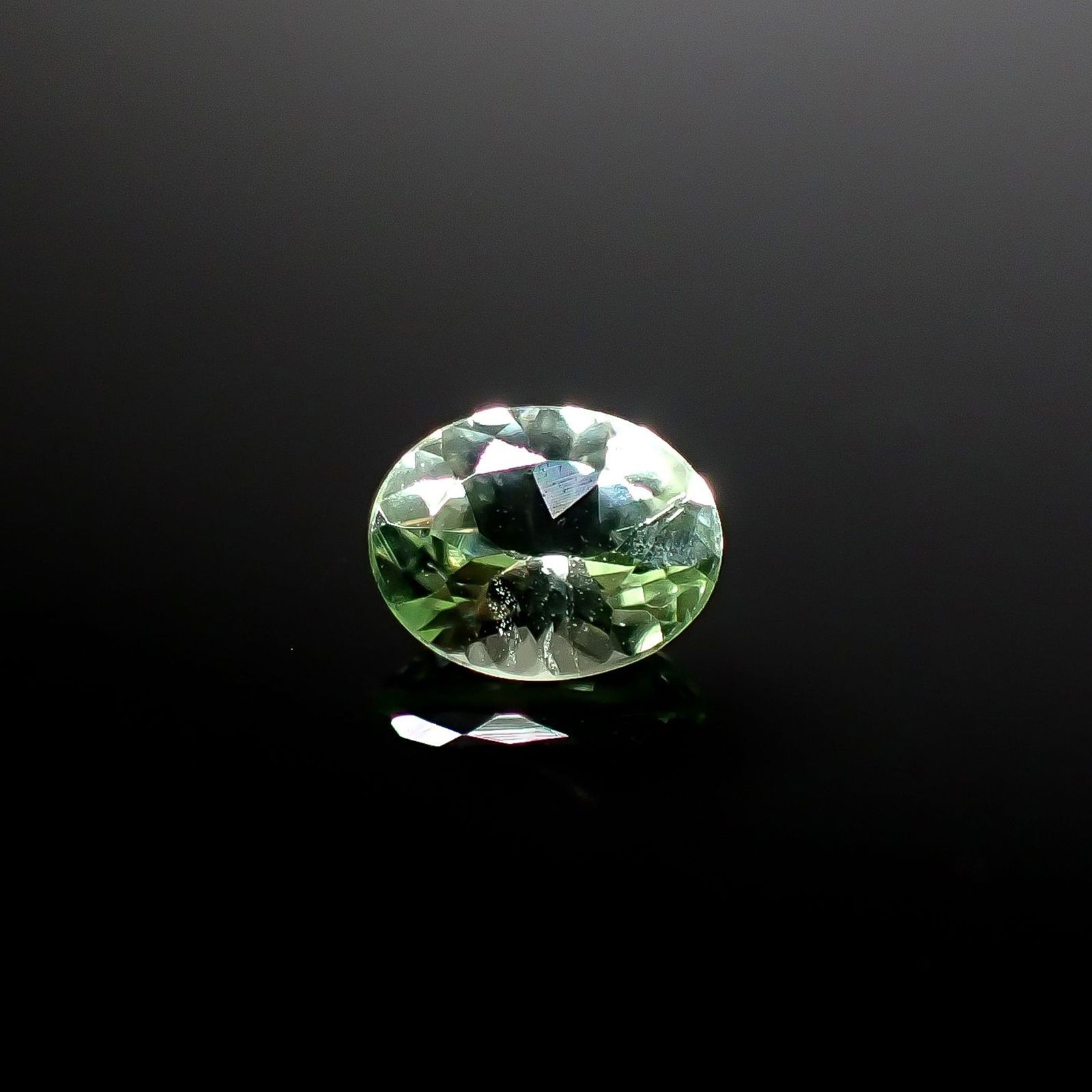 ミントペリドット パキスタン/ノルウェー産 0.35ct / 5.1x4mm前後 [250730641]
