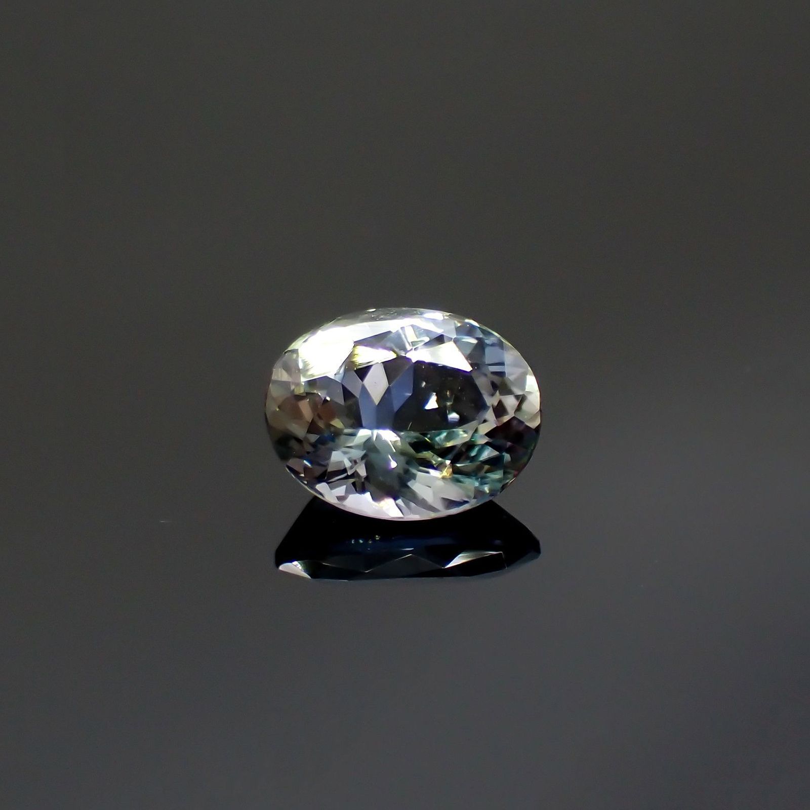 バイカラータンザナイト(宝石名ゾイサイト)タンザニア産 識別済 1.90ct / 8.8x7mm前後 [220717003]