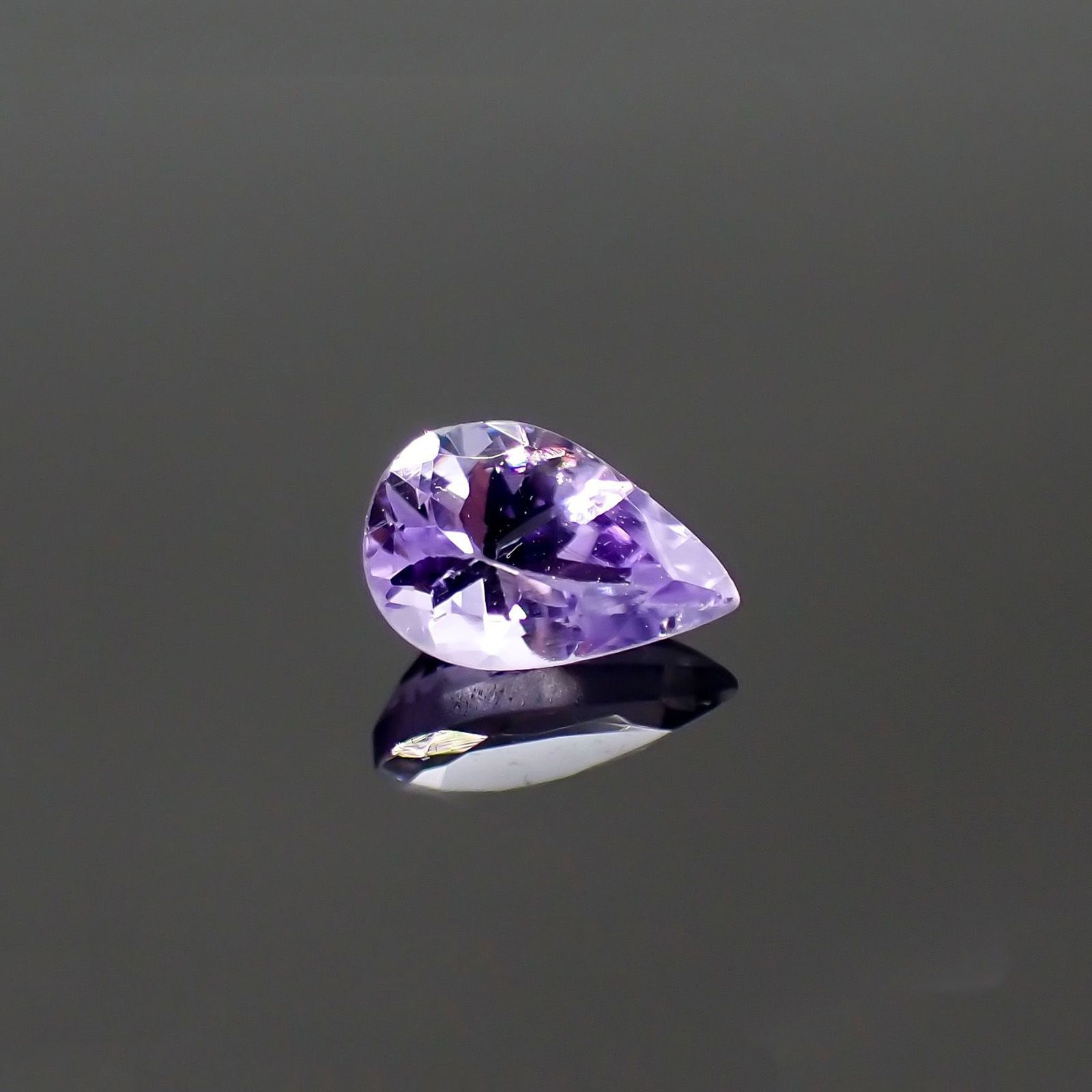 バイオレットゾイサイト(宝石名バイオレット・ゾイサイト)タンザニア産 識別済 0.45ct / 6.1x4mm前後 [220114943]